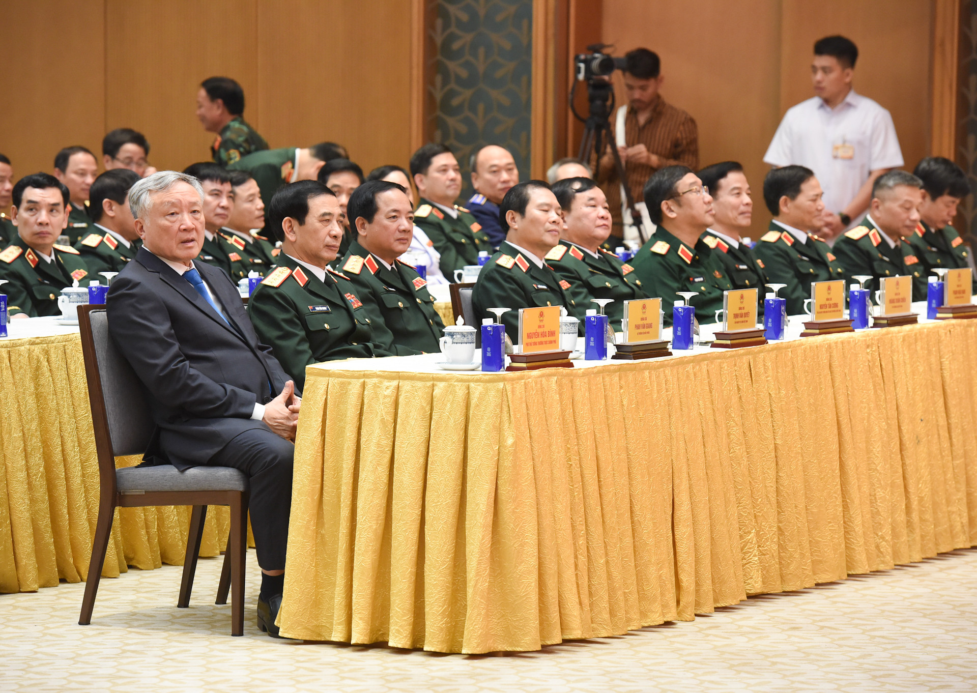 Các đại biểu tham dự buổi lễ.