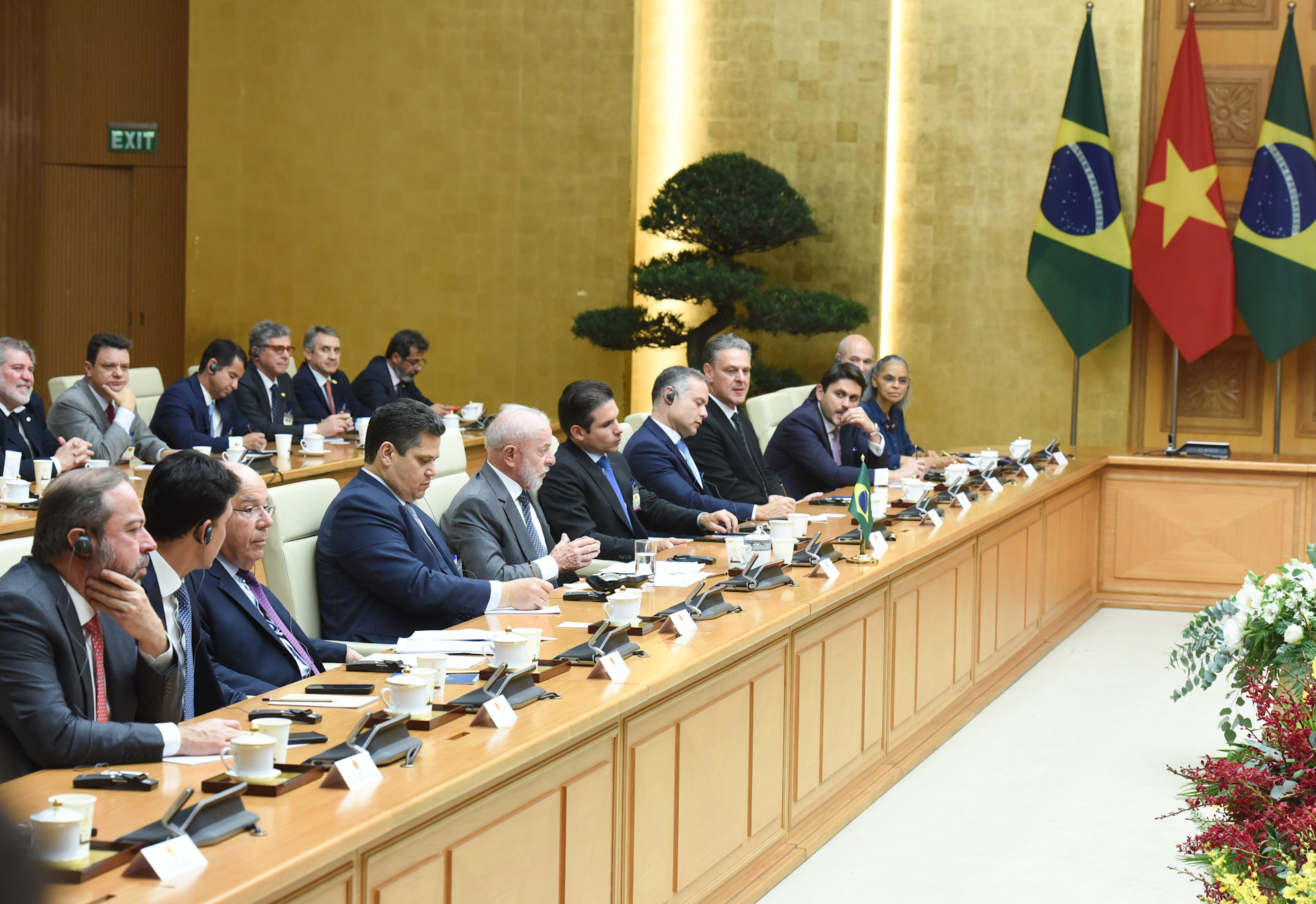 Tổng thống Brazil Luiz Inacio Lula da Silva và các thành viên trong đoàn hội kiến với Thủ tướng Phạm Minh Chính.