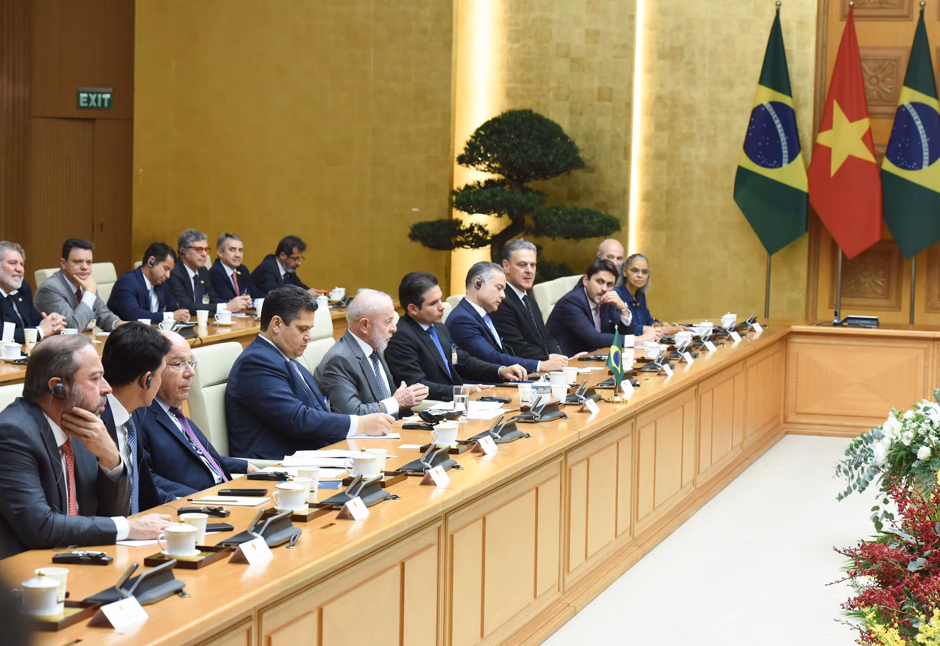 Tổng thống Brazil Luiz Inacio Lula da Silva và các thành viên trong đoàn hội kiến với Thủ tướng Phạm Minh Chính.