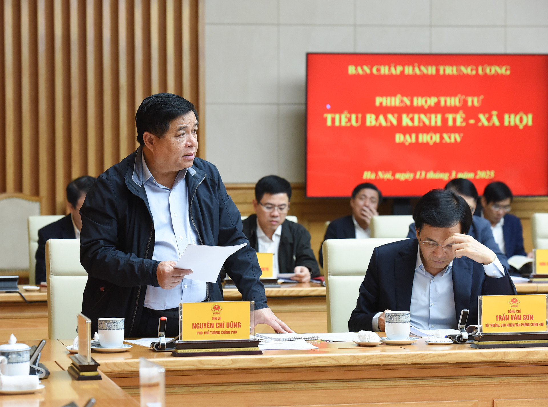 Phó Thủ tướng Nguyễn Chí Dũng, Tổ trưởng Tổ biên tập của Tiểu ban Kinh tế-Xã hội Đại hội XIV phát biểu.