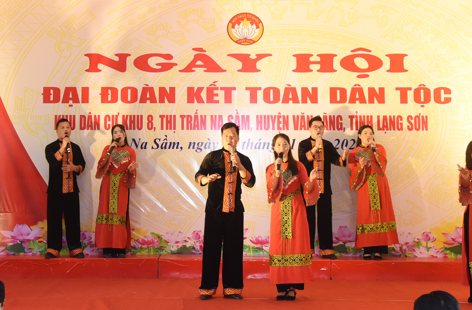 Chương trình biểu diễn nghệ thuật mở đầu ngày hội.