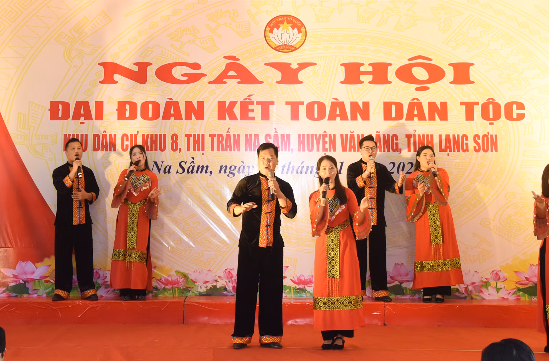 Chương trình biểu diễn nghệ thuật mở đầu ngày hội.