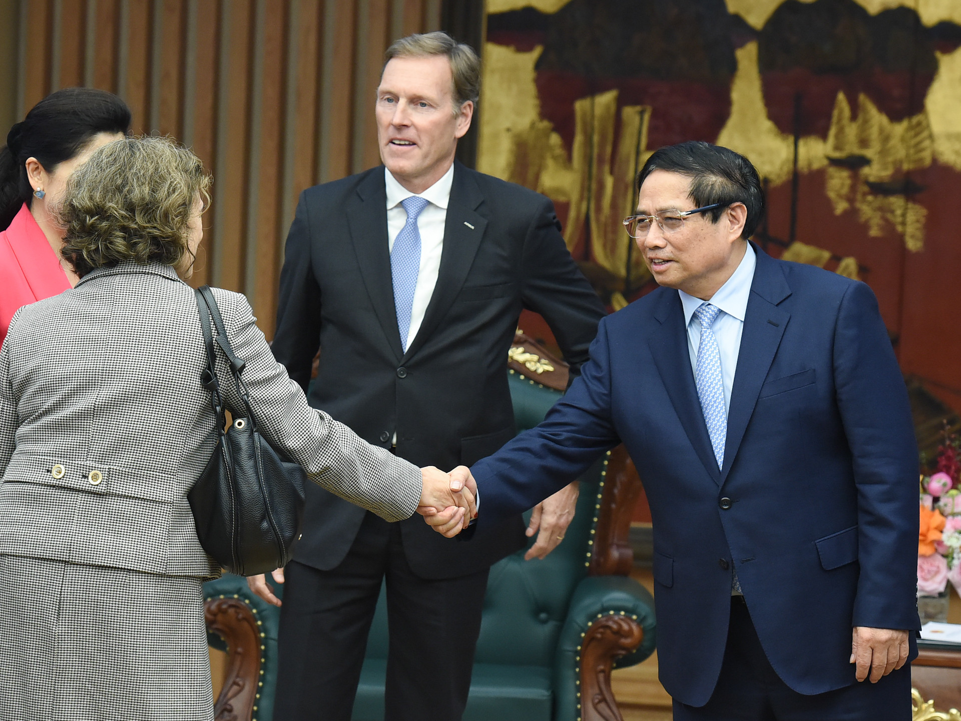 Thủ tướng Phạm Minh Chính đón các thành viên đi cùng Phó Chủ tịch điều hành quốc tế Tập đoàn Airbus Wouter Van Wersch.