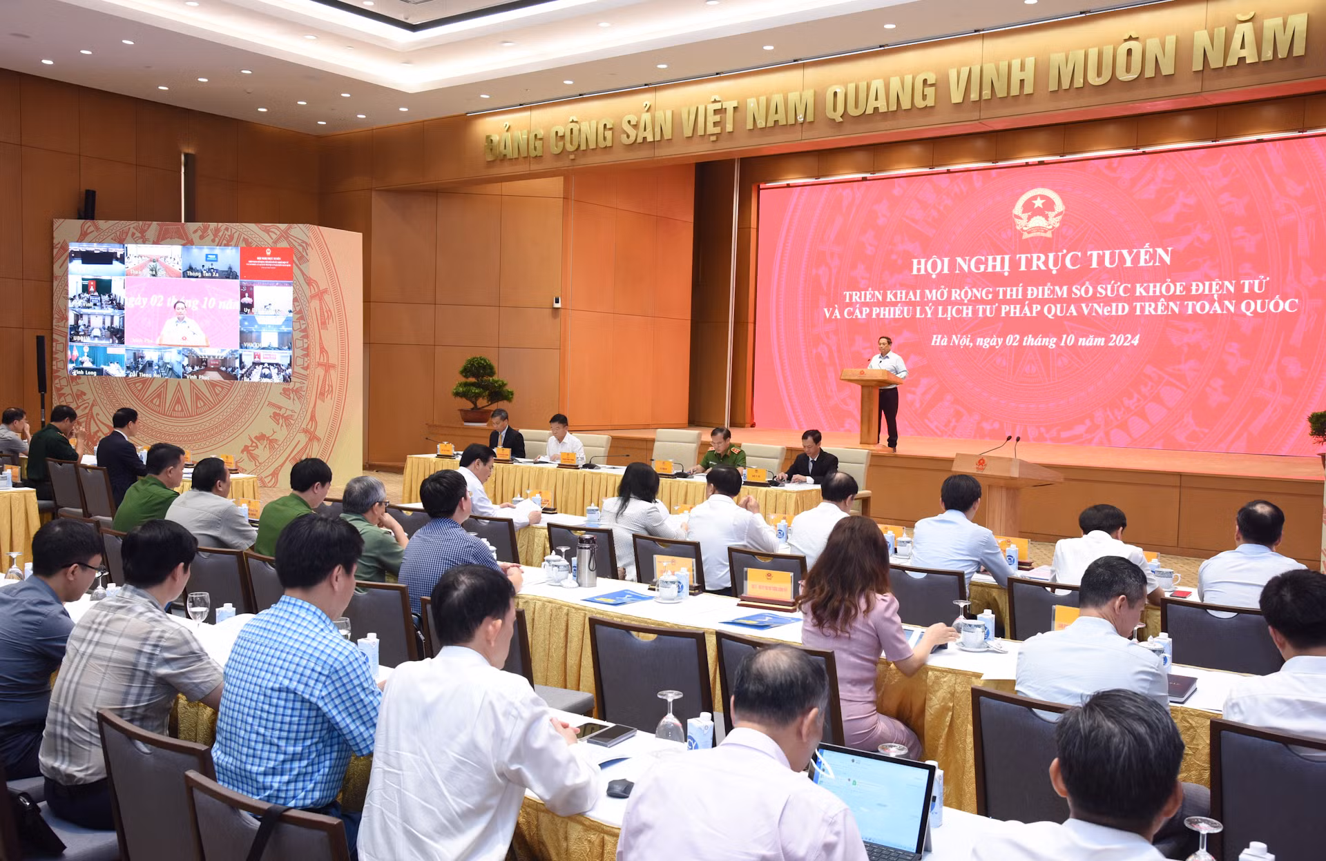 [Ảnh] Thủ tướng Phạm Minh Chính dự Hội nghị triển khai Sổ sức khỏe điện tử và cấp Phiếu lý lịch tư pháp qua VNeID ảnh 5