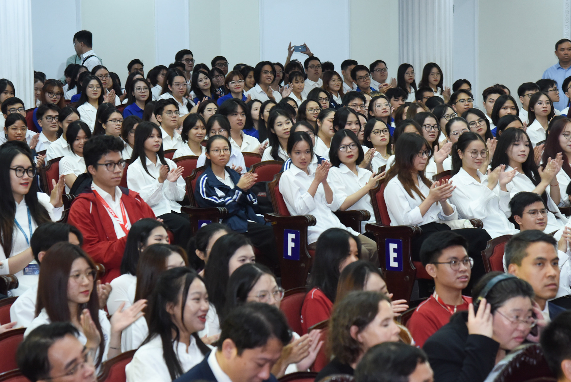 Tham dự buổi đối thoại có các thầy , cô giáo và khoảng 500 sinh viên các trường đại học.