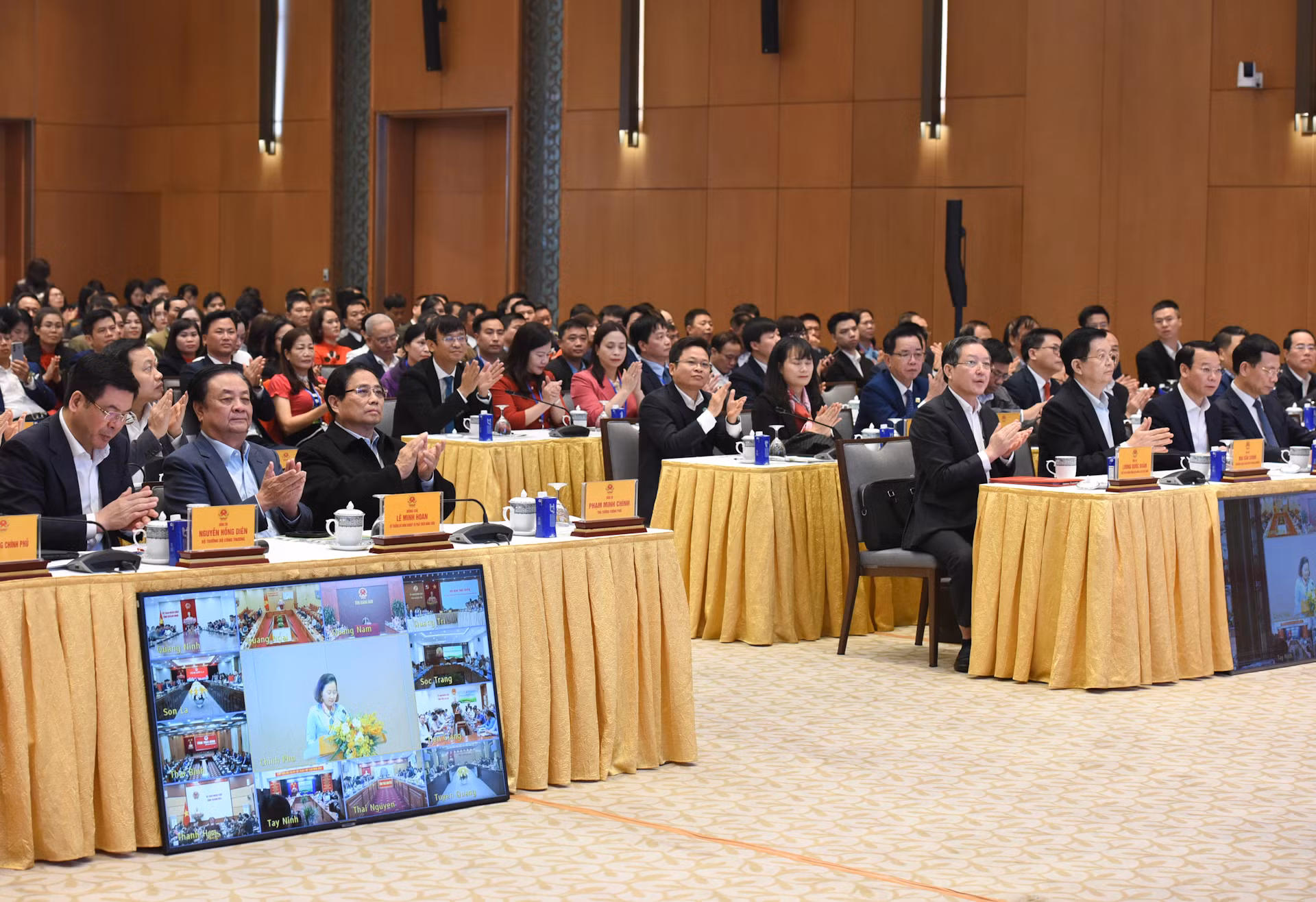 Thủ tướng Phạm Minh Chính và các đại biểu dự Hội nghị đối thoại với nông dân Việt Nam năm 2024.