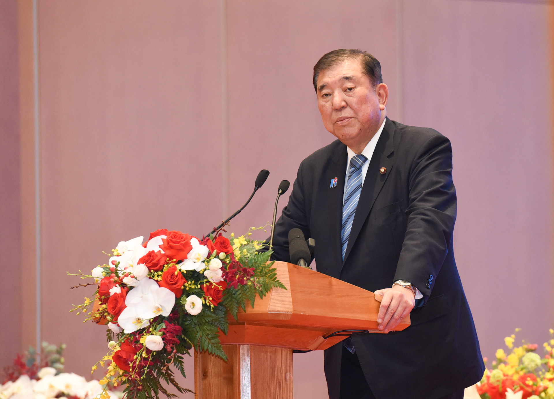 Qua những chia sẻ của các doanh nghiệp, Thủ tướng Nhật Bản Ishiba Shigeru cho biế, ông càng tin tưởng sâu sắc rằng tiềm năng hợp tác giữa Nhật Bản và Việt Nam là không có giới hạn. Qua những chia sẻ của các doanh nghiệp, Thủ tướng Nhật Bản Ishiba Shigeru cho biế, ông càng tin tưởng sâu sắc rằng tiềm năng hợp tác giữa Nhật Bản và Việt Nam là không có giới hạn.