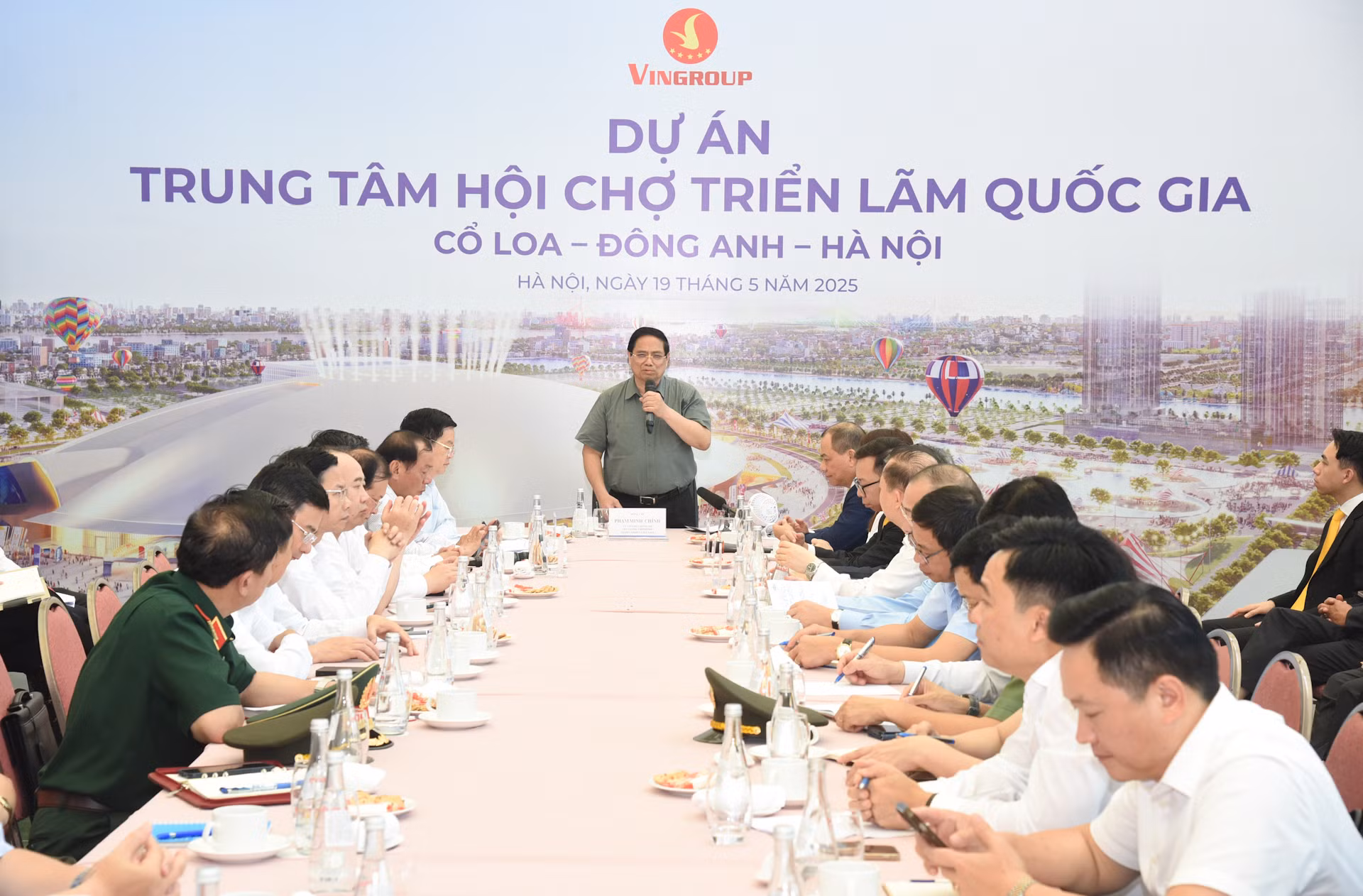 Thủ tướng Phạm Minh Chính làm việc với chủ đầu tư và các đơn vị thi công dự án Trung tâm Hội chợ Triển lãm Quốc gia tại huyện Đông Anh, Hà Nội.
