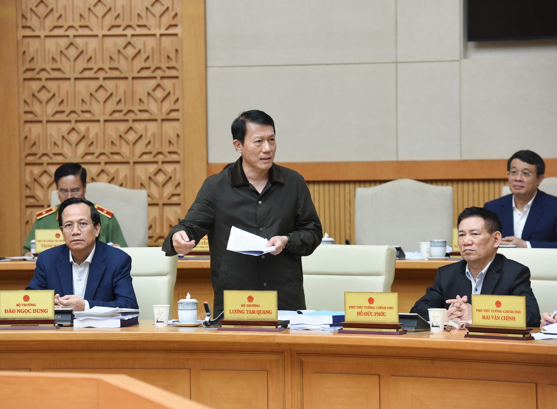 Bộ trưởng Công an Lương Tam Quang trình bày báo cáo tại phiên họp.