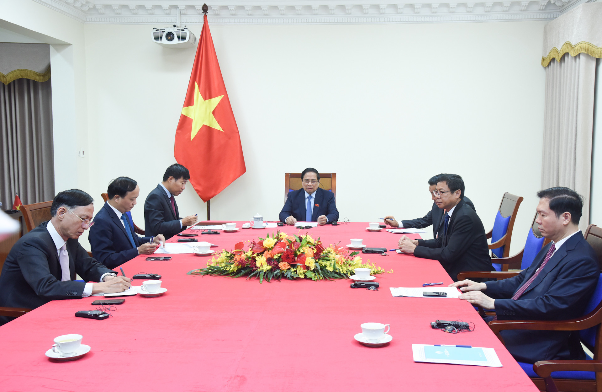 Thủ tướng Phạm Minh Chính điện đàm với Thủ tướng nước Cộng hòa Singapore Lawrence Wong.