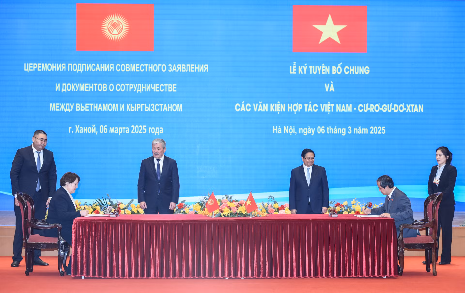 Thủ tướng Phạm Minh Chính và Thủ tướng Kyrgyzstan Adylbek Kasymaliev Chứng kiến lễ ký Hiệp định giữa Chính phủ nước Cộng hòa xã hội chủ nghĩa Việt Nam và Hội đồng Bộ trưởng nước Cộng hòa Kyrgyzstan về hợp tác trong lĩnh vực giáo dục.