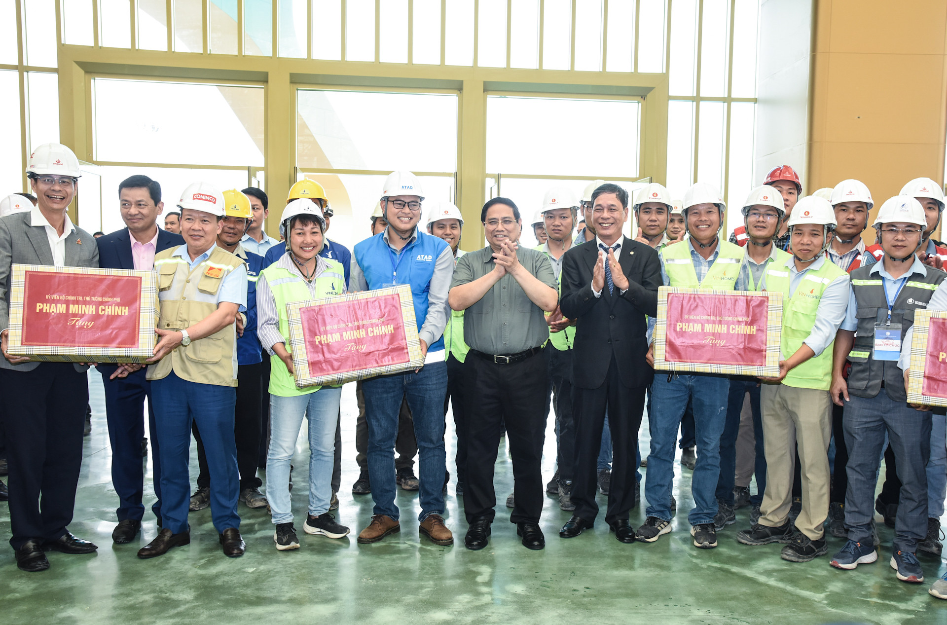 Thủ tướng Phạm Minh Chính tặng quà động viên các công nhân, kỹ sư thi công dự án Trung tâm Hội chợ Triển lãm Quốc gia tại huyện Đông Anh, Hà Nội. Thủ tướng Phạm Minh Chính tặng quà động viên các công nhân, kỹ sư thi công dự án Trung tâm Hội chợ Triển lãm Quốc gia tại huyện Đông Anh, Hà Nội.