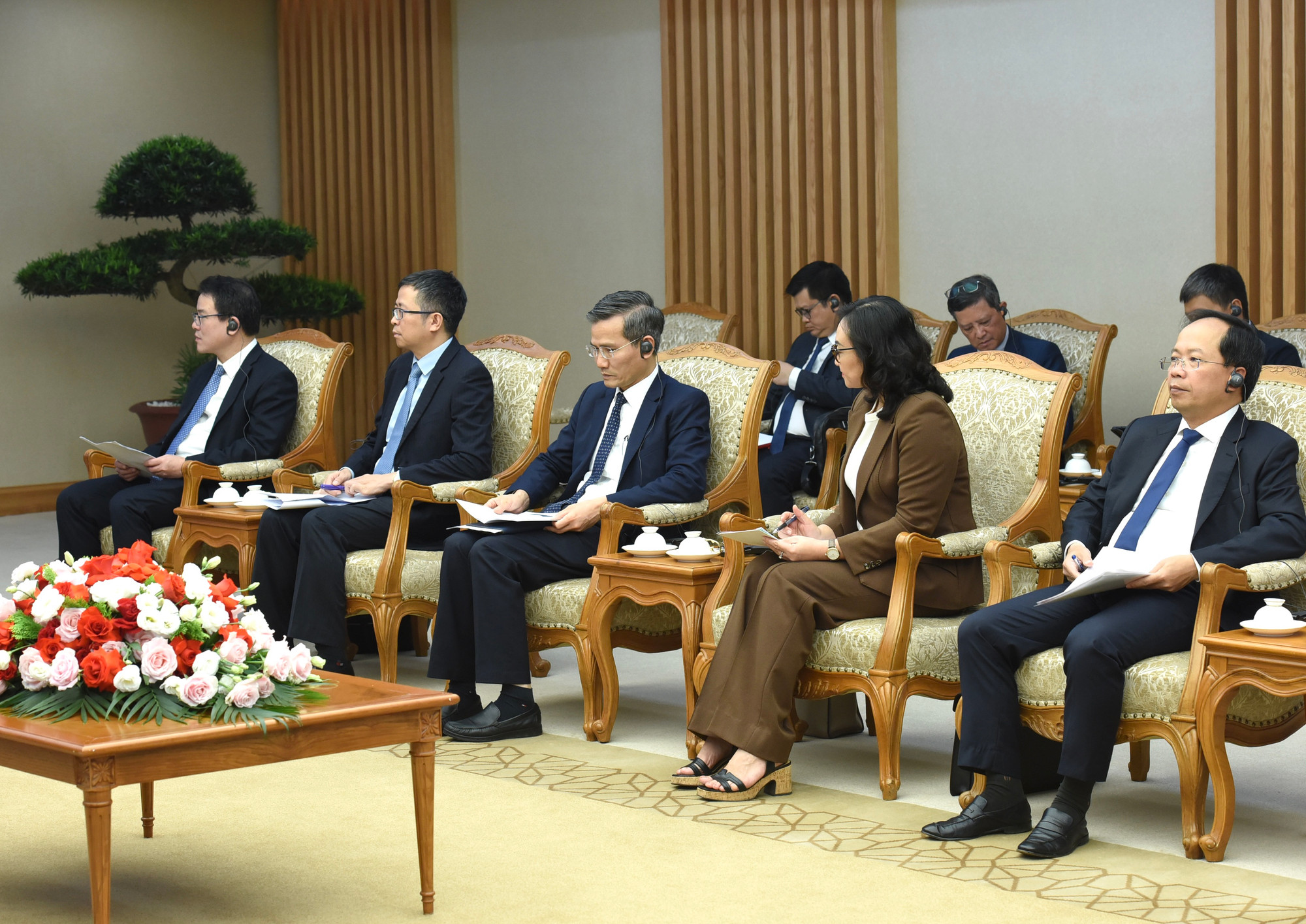 Đại diện lãnh đạo các bộ, ban, ngành của Chính phủ Việt Nam cùng Thủ tướng Phạm Minh Chính tham dự buổi tiếp đồng chí Phet Phomphiphak, Bộ trưởng Kế hoạch và Đầu tư Lào, Chủ tịch Ủy ban hợp tác Lào-Việt Nam.