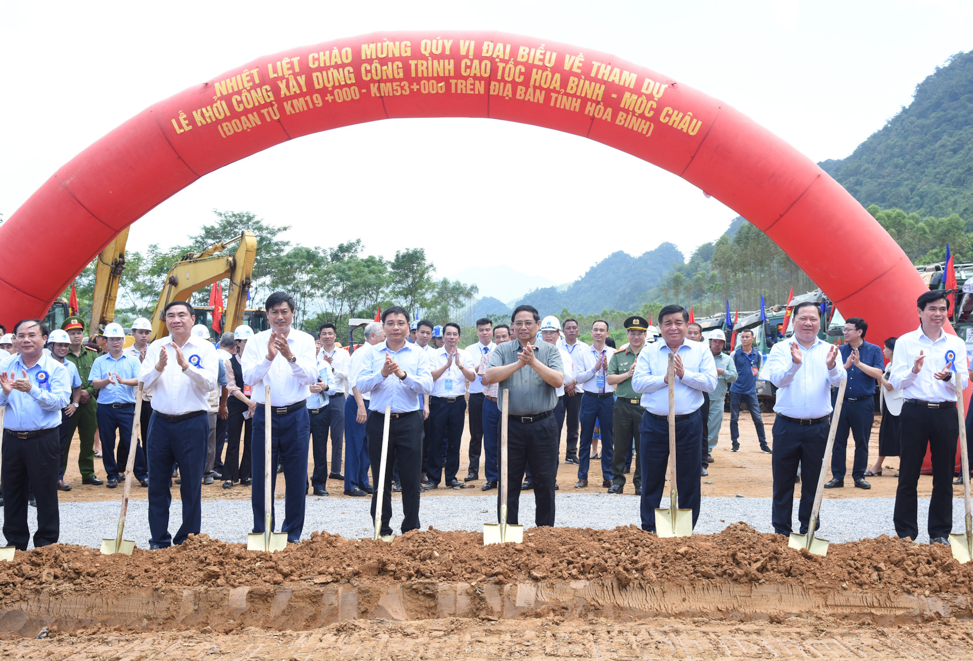 Thủ tướng Phạm Minh Chính và các đại biểu thực hiện nghi thức khởi công.