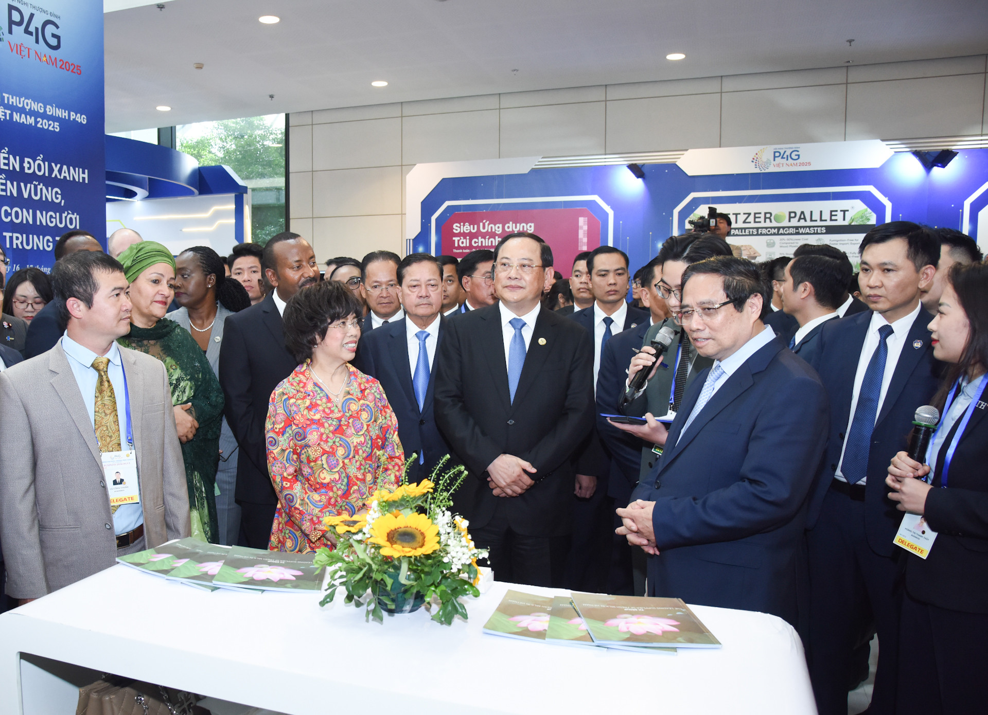 Thủ tướng Phạm Minh Chính và các đại biểu tham quan Triển lãm "Tăng trưởng xanh" với chủ đề “Sáng tạo nhỏ - Tác động lớn”. Thủ tướng Phạm Minh Chính và các đại biểu tham quan Triển lãm "Tăng trưởng xanh" với chủ đề “Sáng tạo nhỏ - Tác động lớn”.