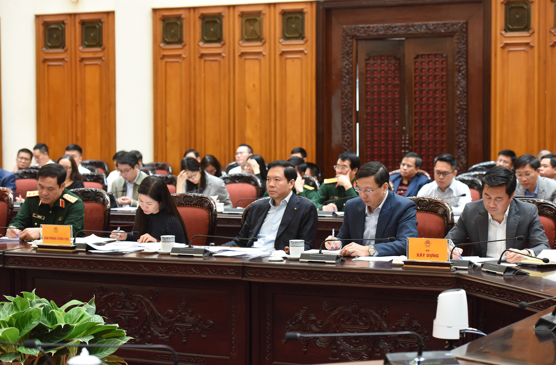 Đại diện lãnh đạo các ban, bộ, ngành tham dự cuộc họp.