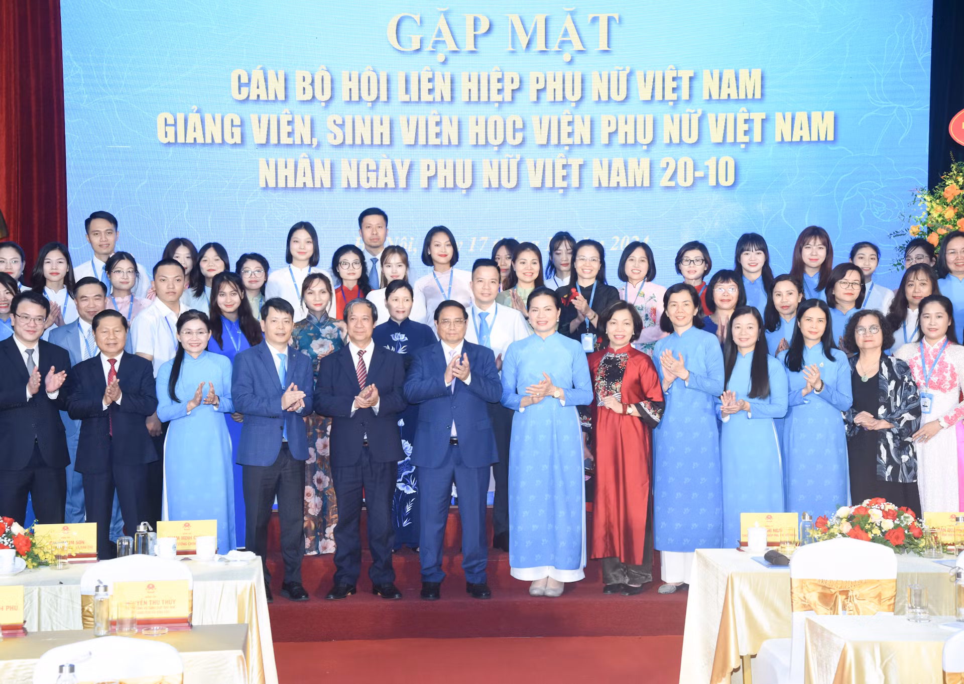 Thủ tướng Phạm Minh Chính với cán bộ, giảng viên, sinh viên Học viện Phụ nữ Việt Nam.