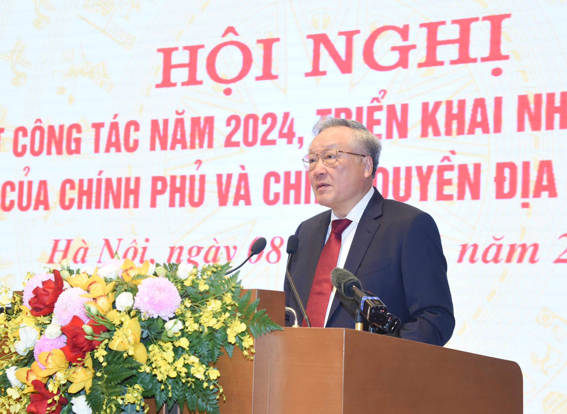 Phó Thủ tướng thường trực Nguyễn Hòa Bình trình bày báo cáo.