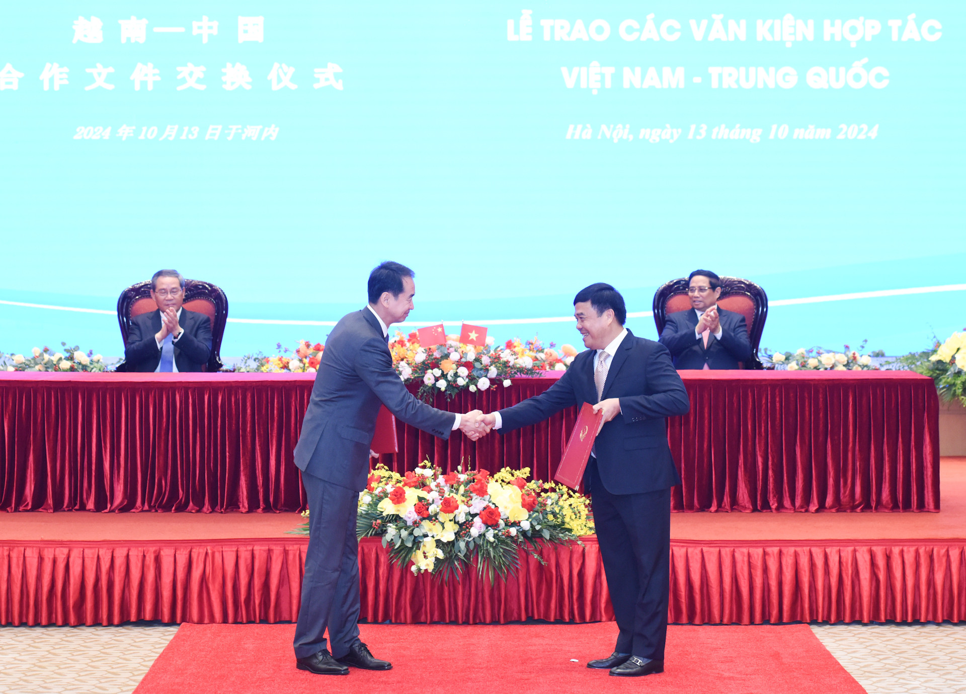 Hai Thủ tướng chứng kiến trao Kế hoạch hành động giữa Tổng cục Hải quan Việt Nam và Tổng cục Hải quan Trung Quốc về thỏa thuận công nhận lẫn nhau về Chương trình Doanh nghiệp ưu tiên của Hải quan Việt Nam và Chương trình Quản lý tín nhiệm doanh nghiệp của Hải quan Trung Quốc.