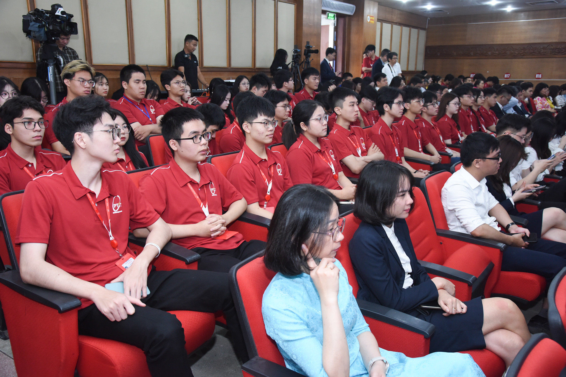 Các đại biểu tham dự Lễ phát động Phong trào “Cả nước thi đua đổi mới sáng tạo và chuyển đổi số”.