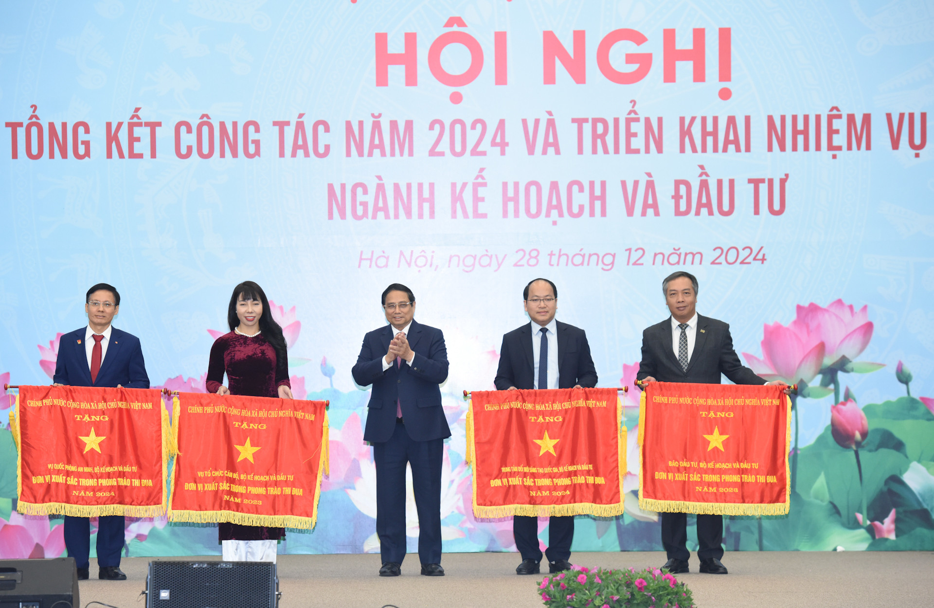 Thủ tướng Phạm Minh Chính trao Cờ thi đua của Chính phủ, tặng các đơn vị có thành tích xuất sắc trong phong trào thi đua của Bộ Kế hoạch và Đầu tư.