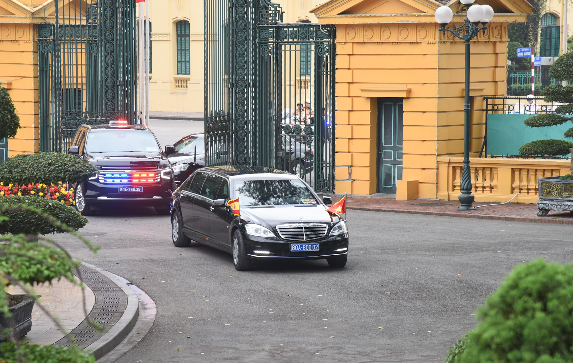 Đoàn xe đưa Thủ tướng Tây Ban Nha Pedro Sánchez đến Phủ Chủ tịch.