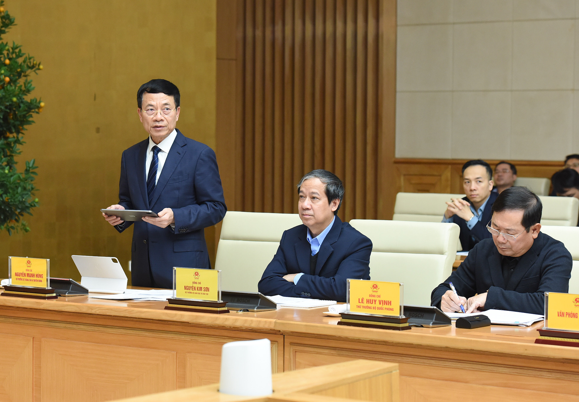 Bộ trưởng Thông tin và Truyền thông Nguyễn Mạnh Hùng: Các doanh nghiệp lớn phải đi đầu về ứng dụng công nghệ và chuyển đổi số, từ đó dẫn dắt các doanh nghiệp Việt Nam khác ứng dụng công nghệ vào chuyển đổi số, khơi dậy làn sóng khoa học-công nghệ của cả nước. Bộ trưởng Thông tin và Truyền thông Nguyễn Mạnh Hùng: Các doanh nghiệp lớn phải đi đầu về ứng dụng công nghệ và chuyển đổi số, từ đó dẫn dắt các doanh nghiệp Việt Nam khác ứng dụng công nghệ vào chuyển đổi số, khơi dậy làn sóng khoa học-công nghệ của cả nước.