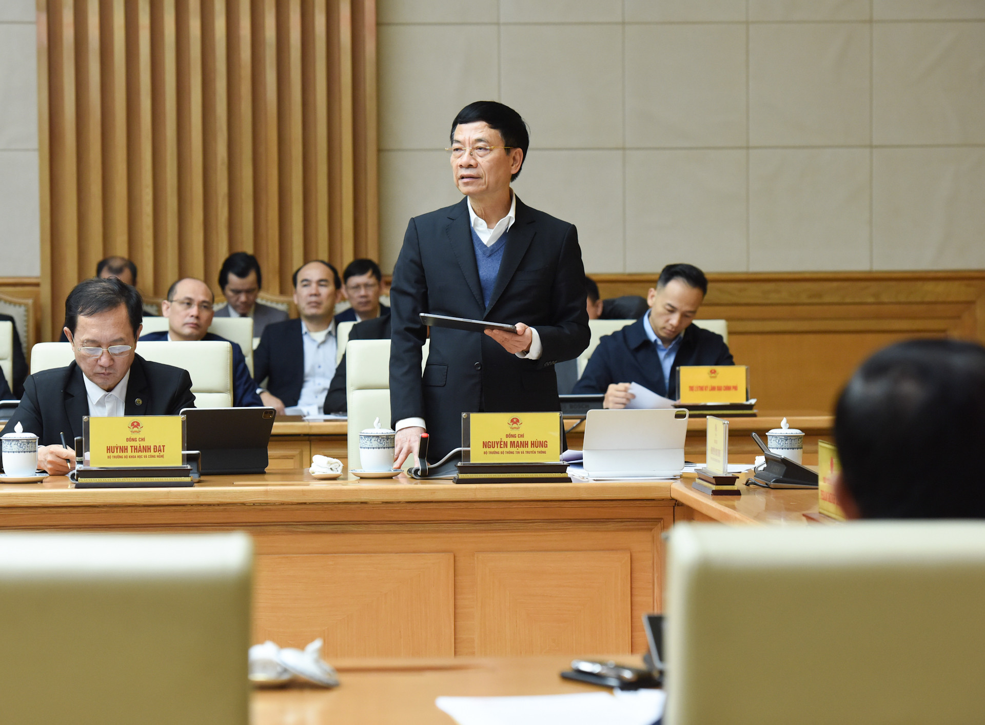 Bộ trưởng Thông tin và Truyền thông Nguyễn Mạnh Hùng, Phó Trưởng ban Ban Chỉ đạo quốc gia về phát triển ngành công nghiệp bán dẫn phát biểu.