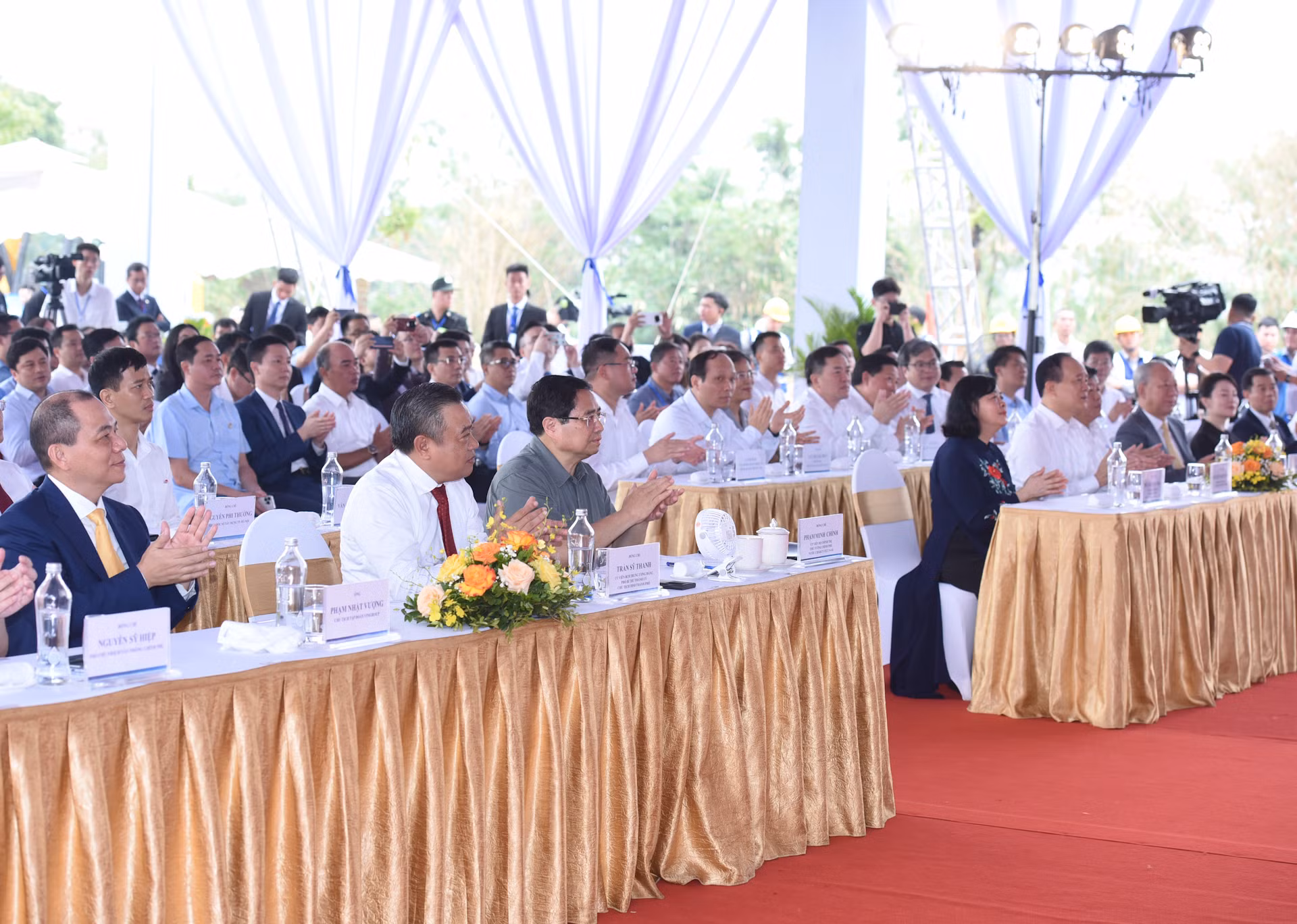 Thủ tướng Phạm Minh Chính và các đại biểu tham dự lễ khởi công. Thủ tướng Phạm Minh Chính và các đại biểu tham dự lễ khởi công.