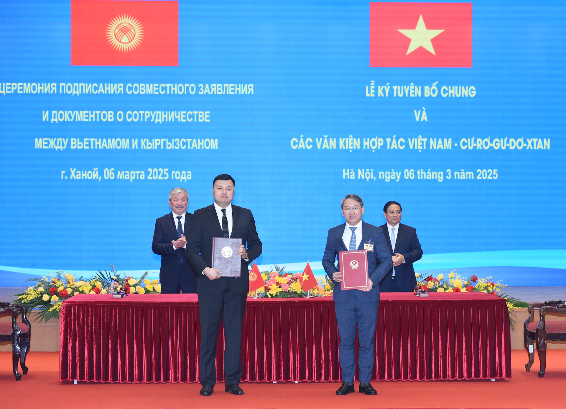 Thủ tướng Phạm Minh Chính và Thủ tướng Kyrgyzstan Adylbek Kasymaliev chứng kiến lễ ký Bản ghi nhớ về hợp tác trong lĩnh vực pháp luật giữa Bộ Tư pháp nước Cộng hòa xã hội chủ nghĩa Việt Nam và Bộ Tư pháp nước Cộng hòa Kyrgyzstan. Thủ tướng Phạm Minh Chính và Thủ tướng Kyrgyzstan Adylbek Kasymaliev chứng kiến lễ ký Bản ghi nhớ về hợp tác trong lĩnh vực pháp luật giữa Bộ Tư pháp nước Cộng hòa xã hội chủ nghĩa Việt Nam và Bộ Tư pháp nước Cộng hòa Kyrgyzstan.