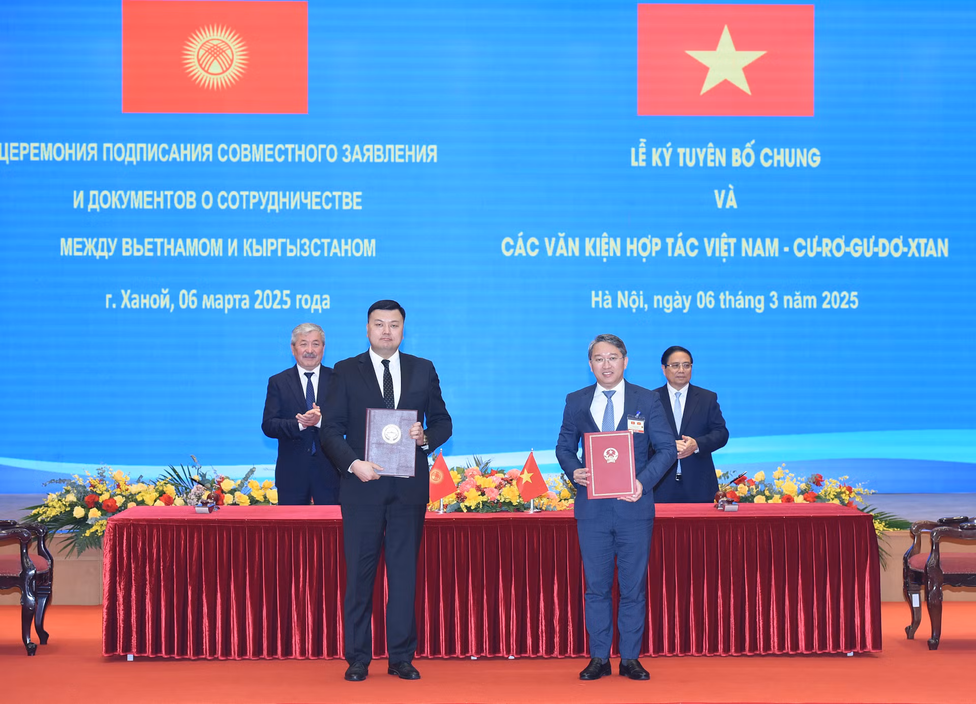 Thủ tướng Phạm Minh Chính và Thủ tướng Kyrgyzstan Adylbek Kasymaliev chứng kiến lễ ký Bản ghi nhớ về hợp tác trong lĩnh vực pháp luật giữa Bộ Tư pháp nước Cộng hòa xã hội chủ nghĩa Việt Nam và Bộ Tư pháp nước Cộng hòa Kyrgyzstan.
