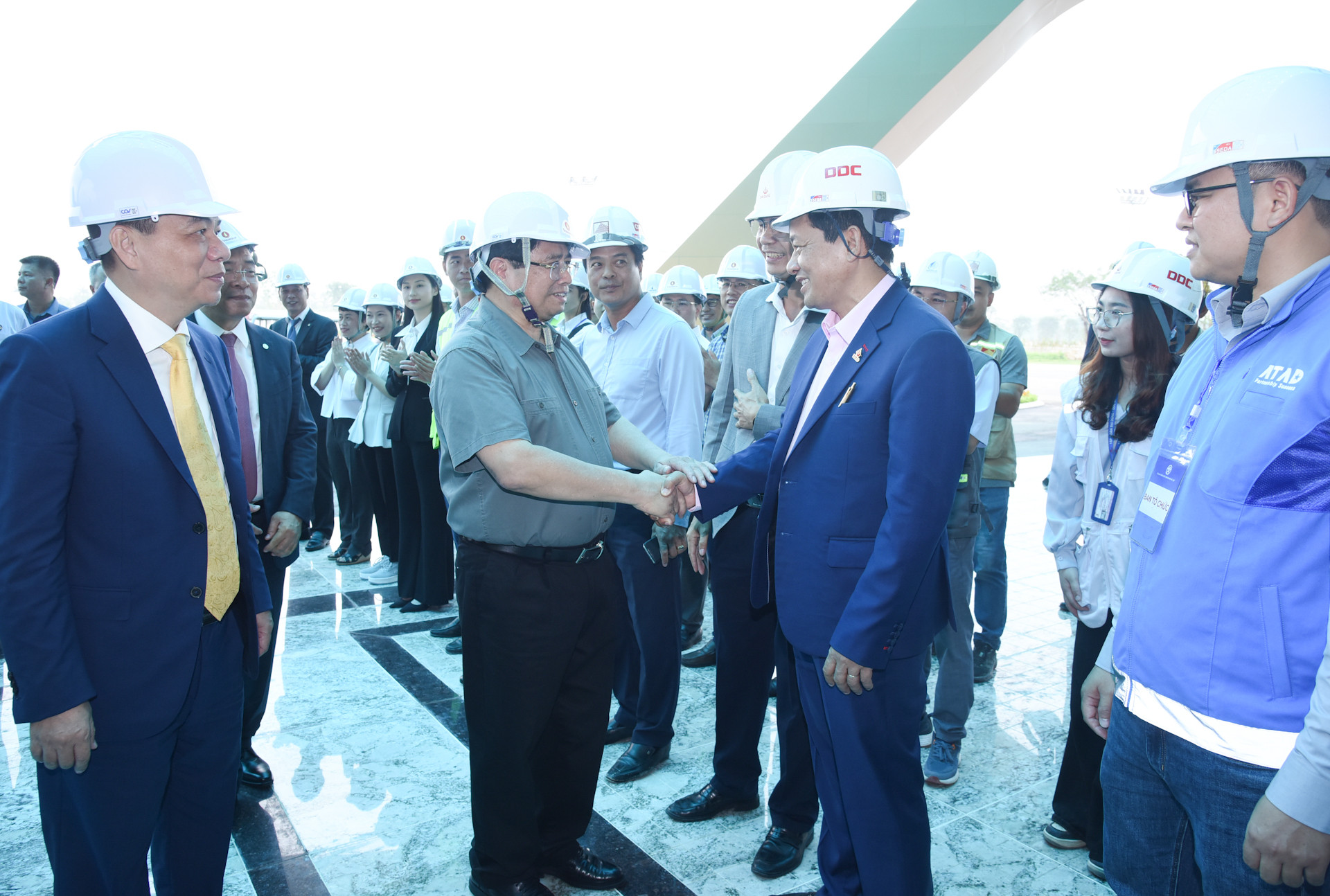 Thủ tướng Phạm Minh Chính thăm hỏi động viên công nhân, kỹ sư thi công dự án Trung tâm Hội chợ Triển lãm Quốc gia tại huyện Đông Anh, Hà Nội. Thủ tướng Phạm Minh Chính thăm hỏi động viên công nhân, kỹ sư thi công dự án Trung tâm Hội chợ Triển lãm Quốc gia tại huyện Đông Anh, Hà Nội.