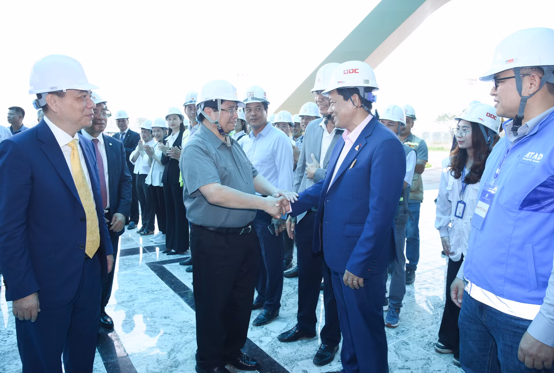 Thủ tướng Phạm Minh Chính thăm hỏi động viên công nhân, kỹ sư thi công dự án Trung tâm Hội chợ Triển lãm Quốc gia tại huyện Đông Anh, Hà Nội.