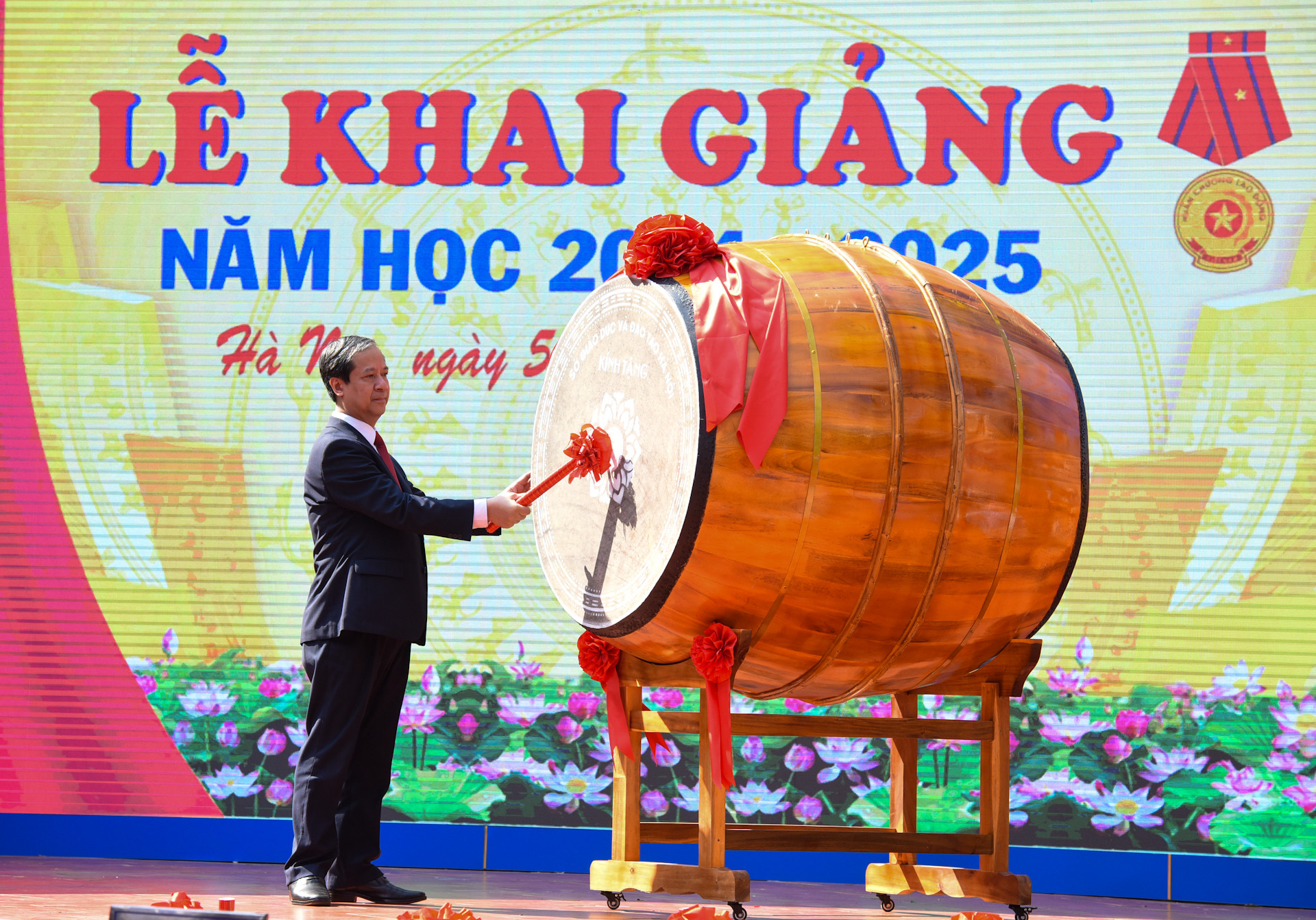 Bộ trưởng Giáo dục và Đào tạo Nguyễn Kim Sơn đánh trống khai giảng năm học mới.