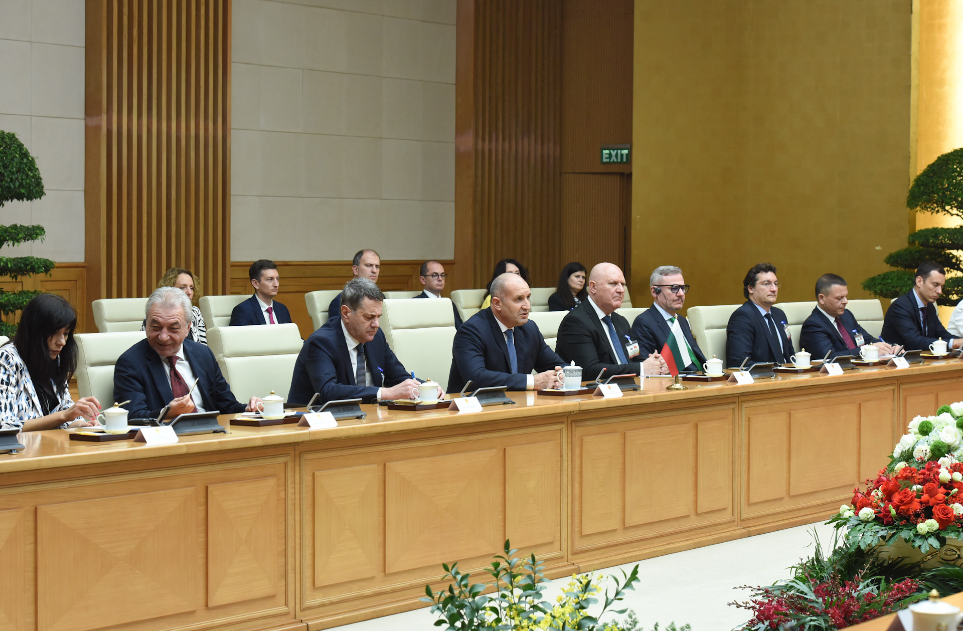 Tổng thống Bulgaria Rumen Radev và các thành viên tham dự hội kiến Thủ tướng Phạm Minh Chính.