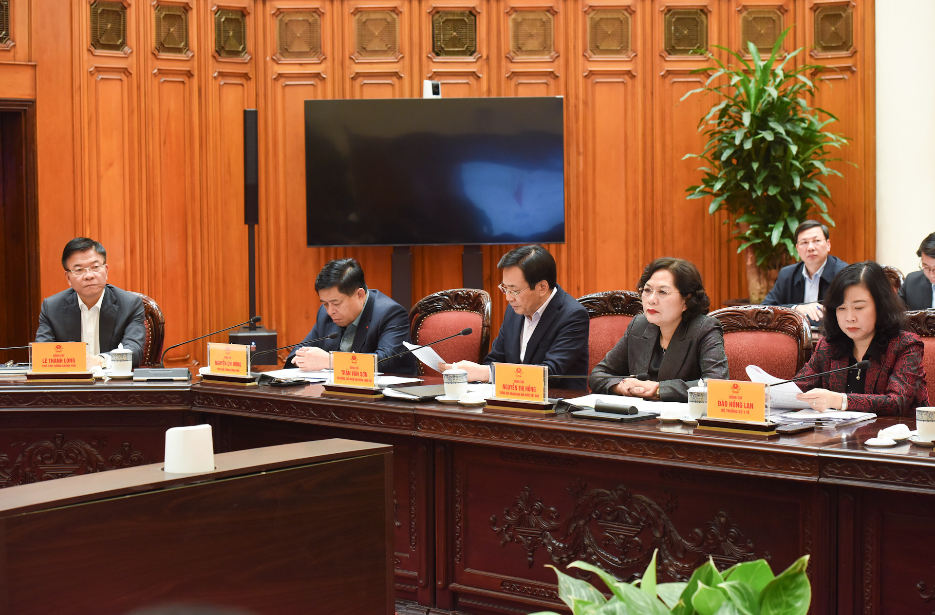 Các đồng chí Phó Thủ tướng, lãnh đạo các ban, bộ, ngành tham dự cuộc họp.