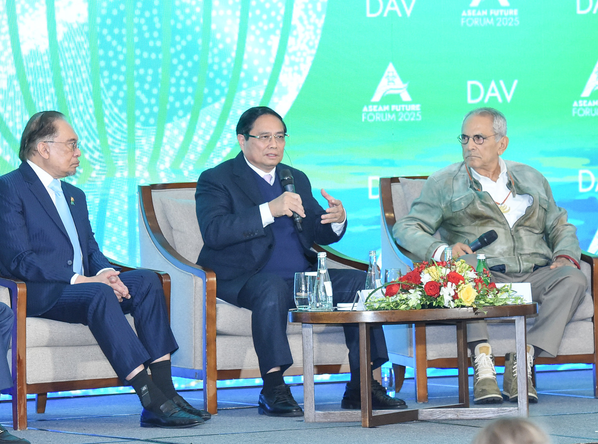 Thủ tướng Phạm Minh Chính trao đổi với các đại biểu tại diễn đàn.