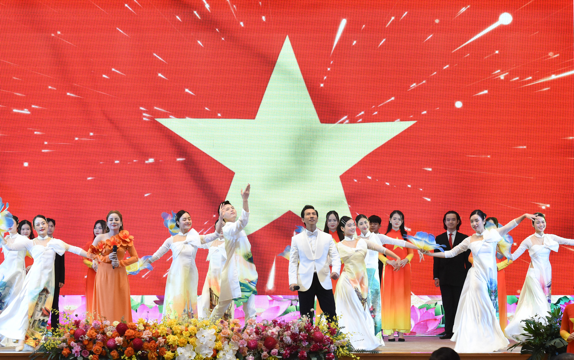 Chương trình biểu diễn nghệ thuật mở đầu Hội nghị. Chương trình biểu diễn nghệ thuật mở đầu Hội nghị.