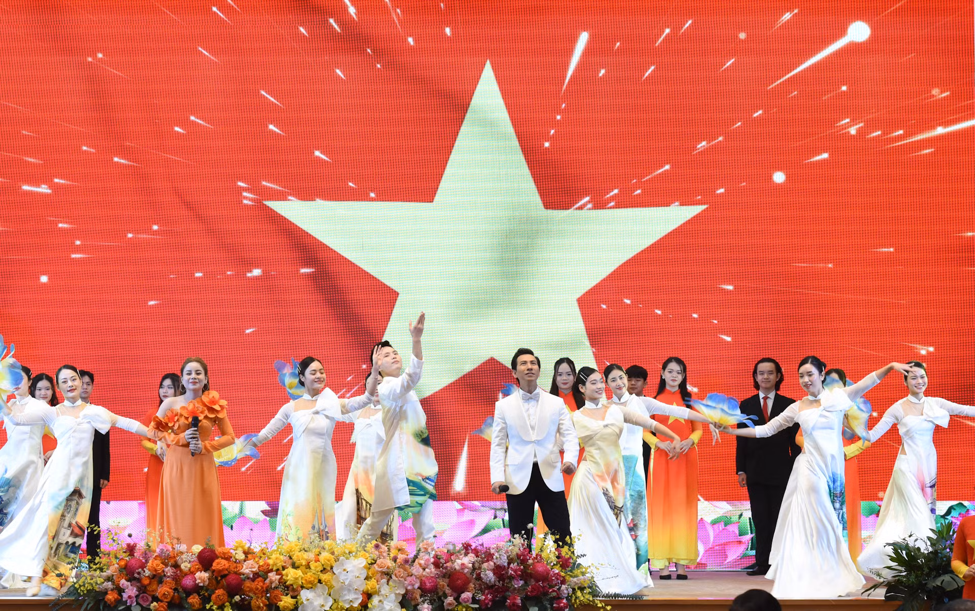 Chương trình biểu diễn nghệ thuật mở đầu Hội nghị.
