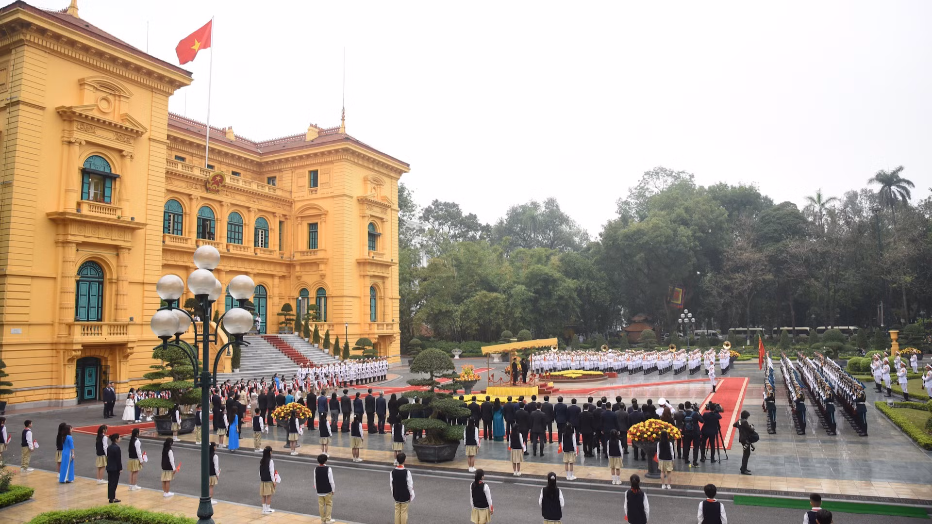 Phủ Chủ tịch, nơi Thủ tướng Phạm Minh Chính cùng phu nhân chủ trì lễ đón Thủ tướng nước Cộng hòa Singapore Lawrence Wong và phu nhân thăm chính thức Việt Nam từ ngày 25 đến 26/3. 