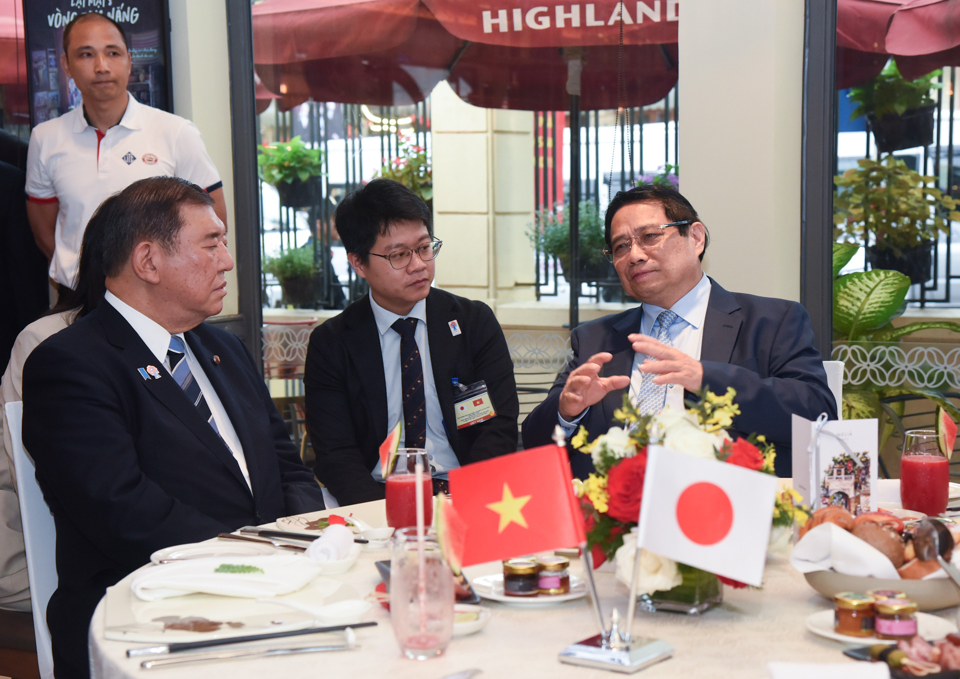 Thủ tướng Phạm Minh Chính trò chuyện với Thủ tướng Nhật Bản Ishiba Shigeru.