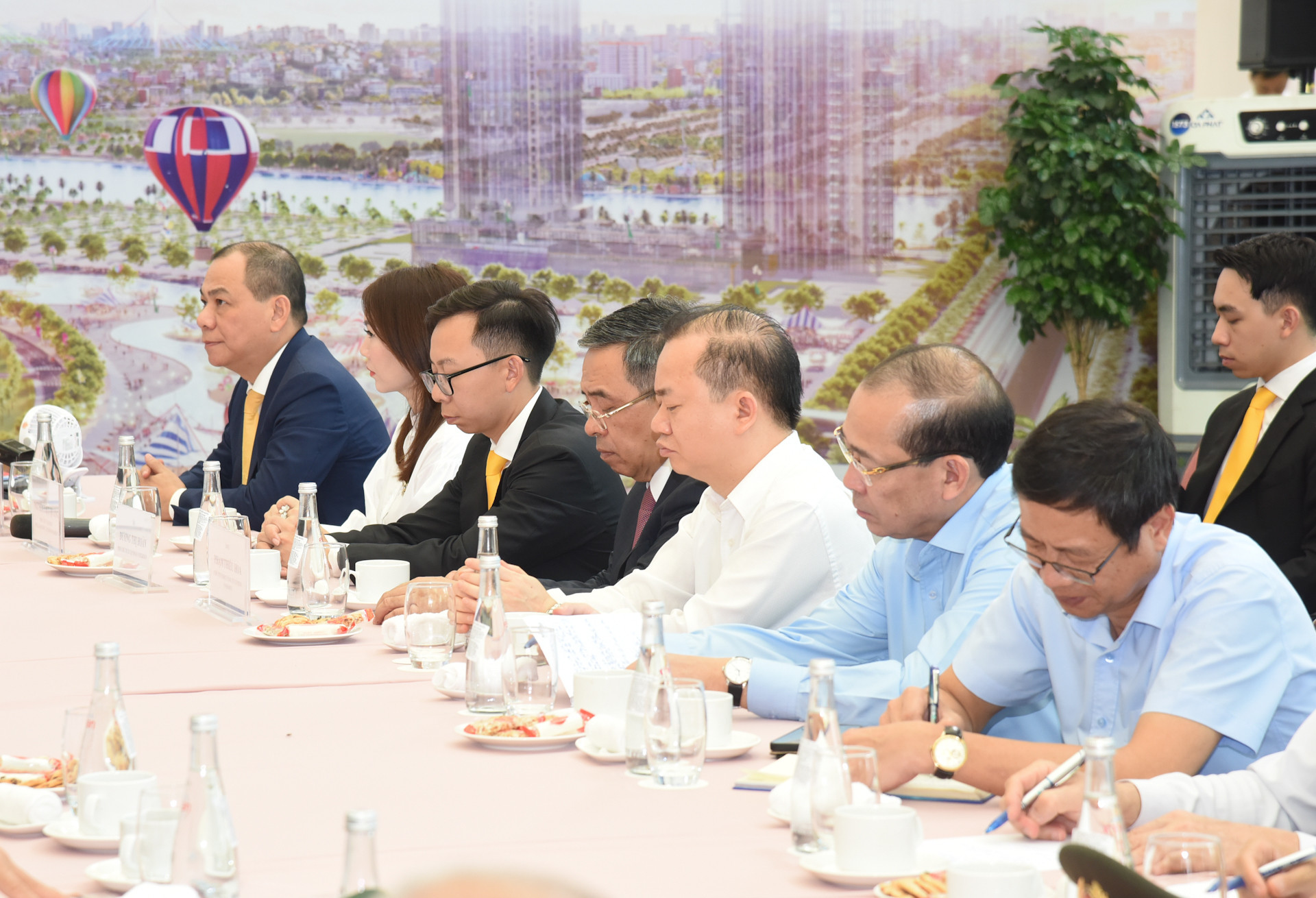 Các đại biểu tham dự buổi làm việc. Các đại biểu tham dự buổi làm việc.