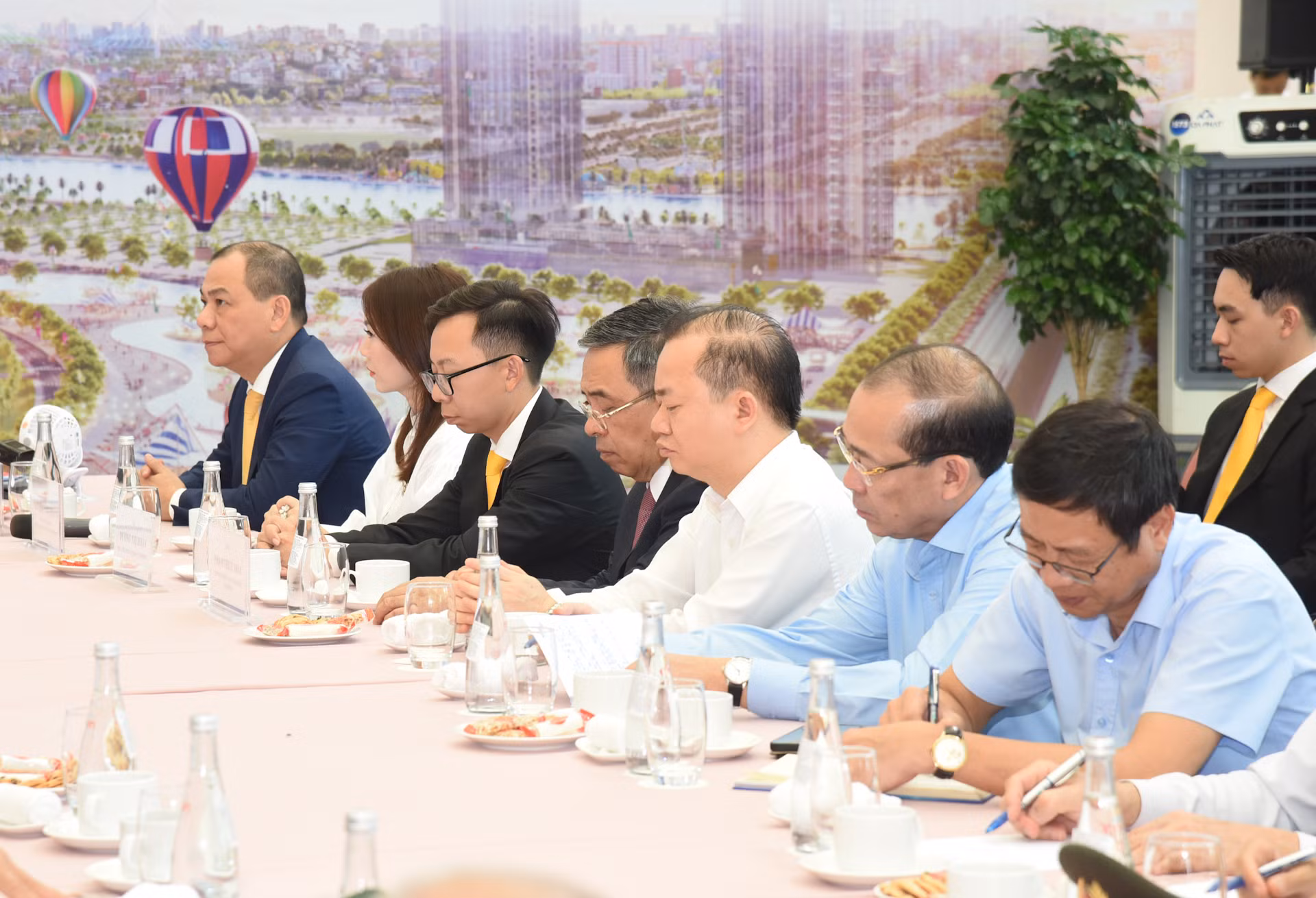 Các đại biểu tham dự buổi làm việc.