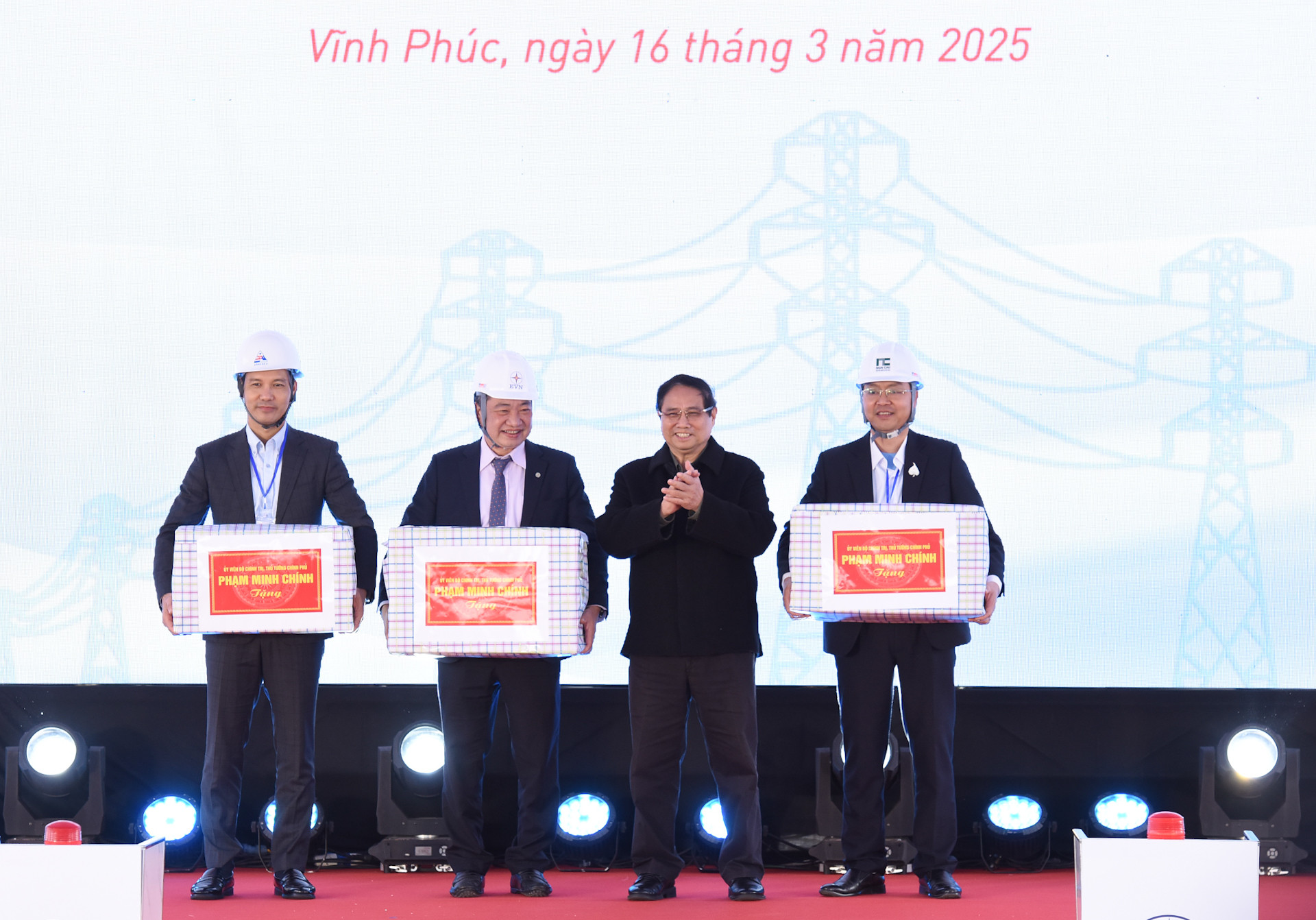 Thủ tướng Phạm Minh Chính trao quà, tặng các đơn vị thi công Dự án đường dây 500kV Lào Cai-Vĩnh Yên. Thủ tướng Phạm Minh Chính trao quà, tặng các đơn vị thi công Dự án đường dây 500kV Lào Cai-Vĩnh Yên.