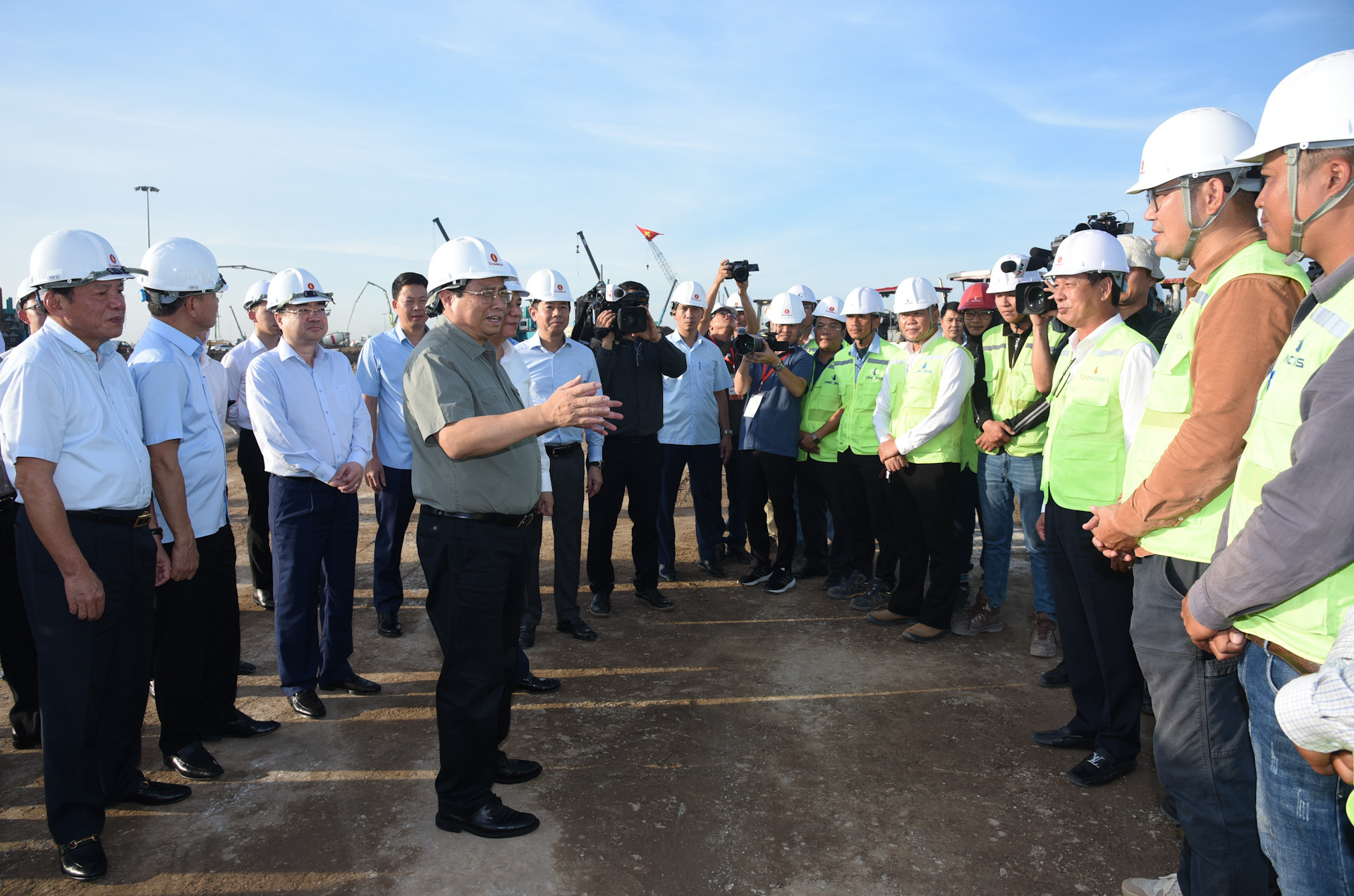 Thủ tướng Phạm Minh Chính trao đổi, động viên cán bộ, công nhân các đơn vị thi công dự án Trung tâm Hội chợ Triển lãm quốc gia.