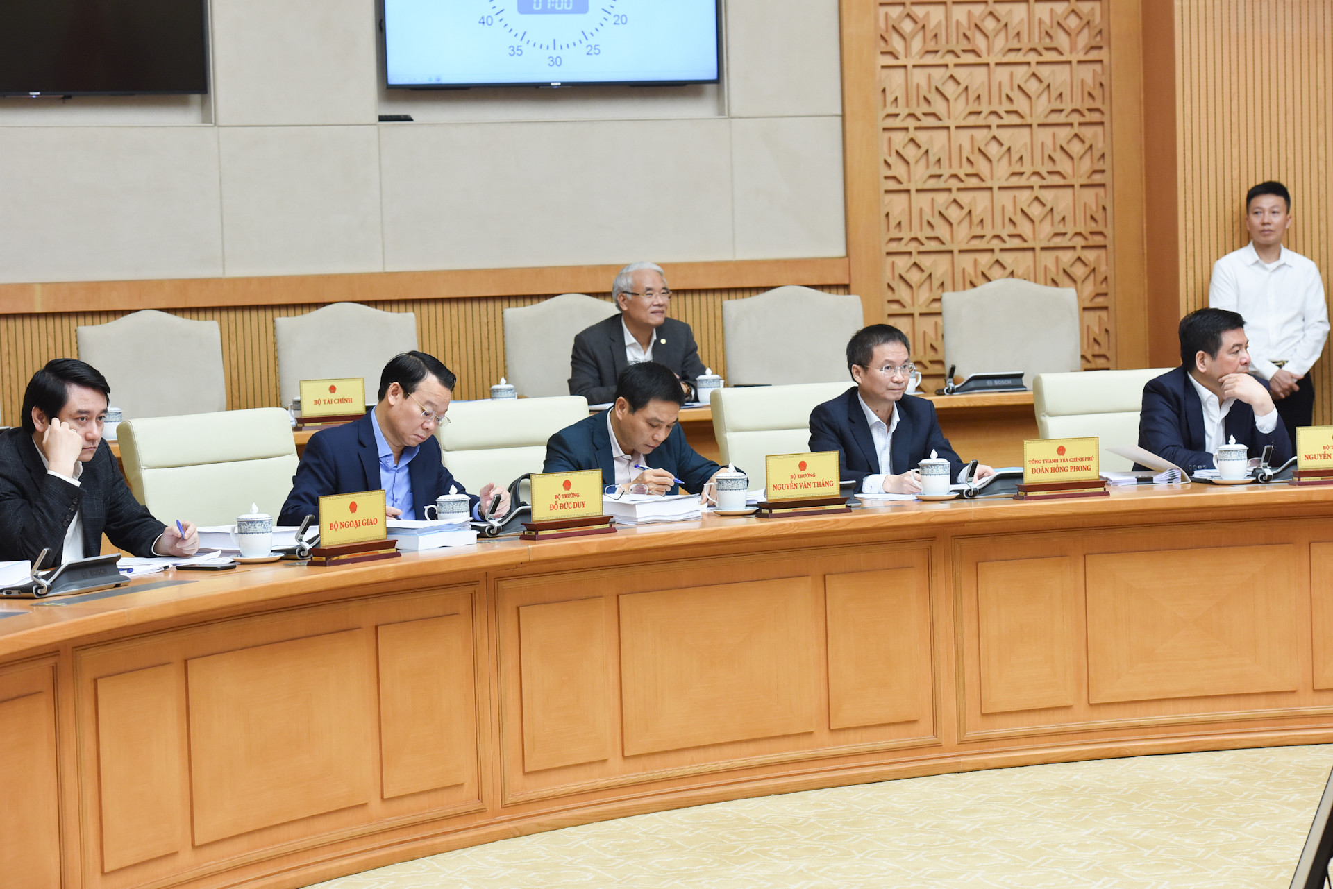 Các thành viên Chính phủ, các đại biểu tham dự phiên họp.