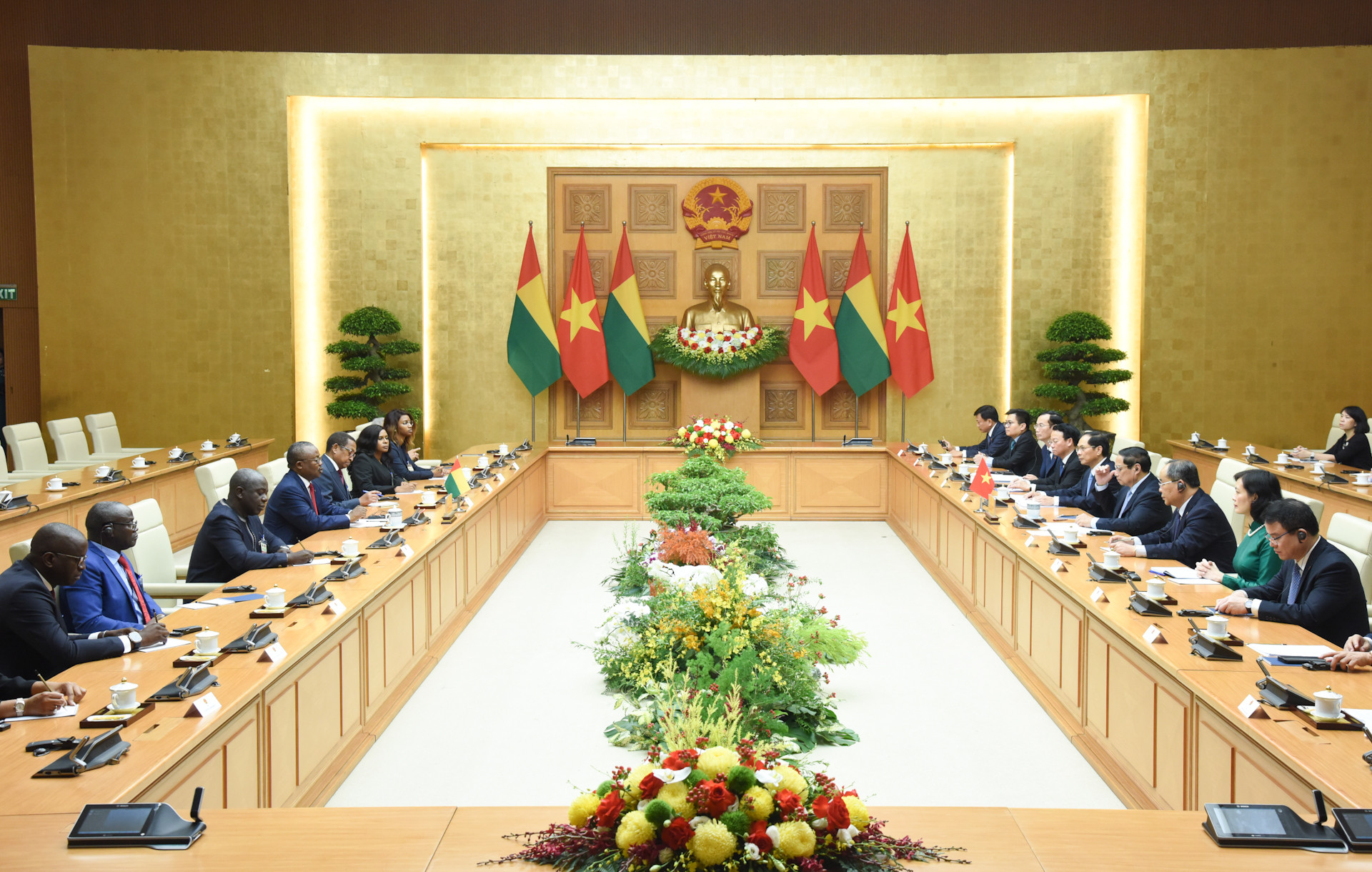 Quang cảnh hội kiến. Quang cảnh hội kiến.