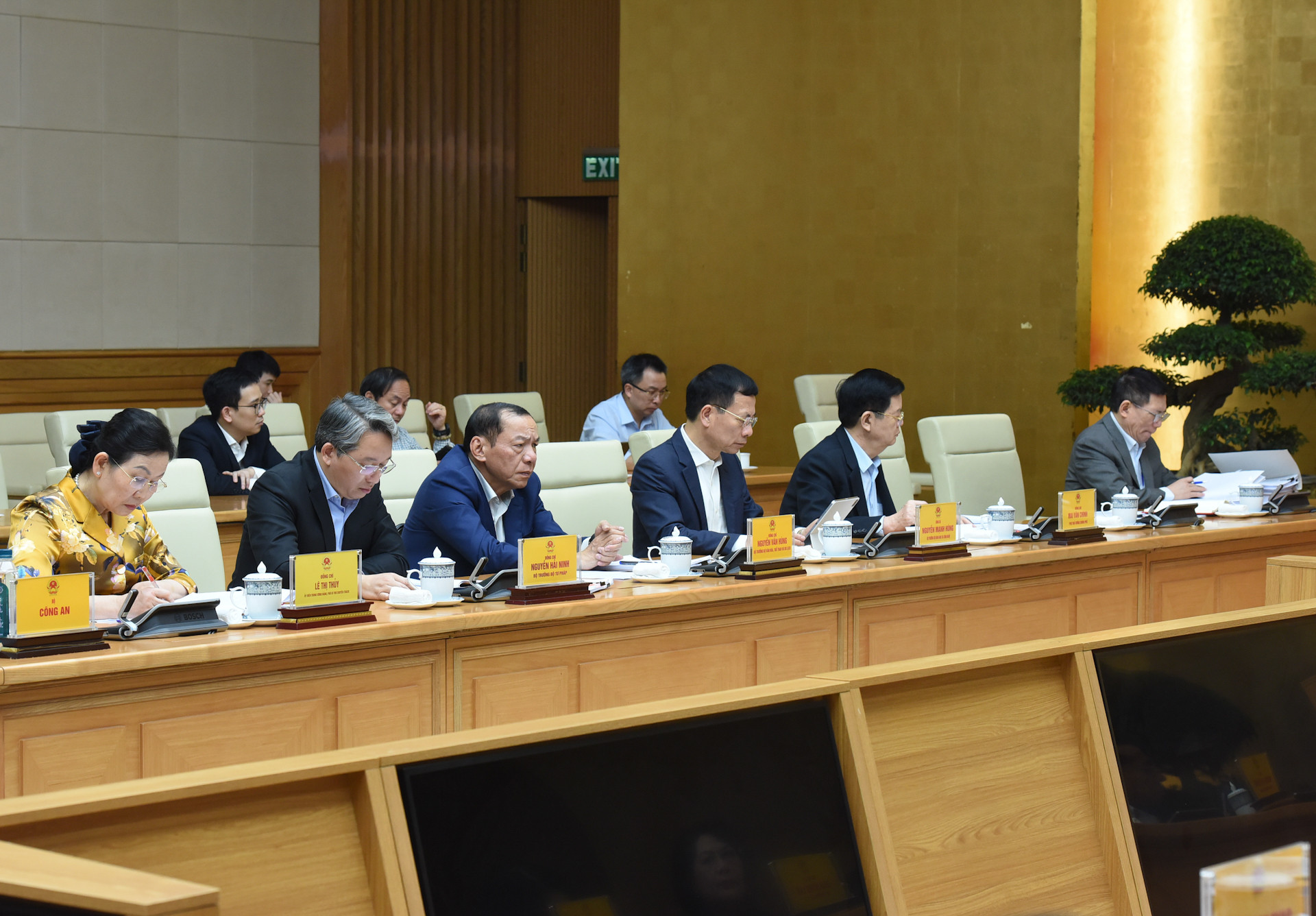 Các đồng chí Phó Thủ tướng và lãnh đạo các bộ tham dự hội nghị.