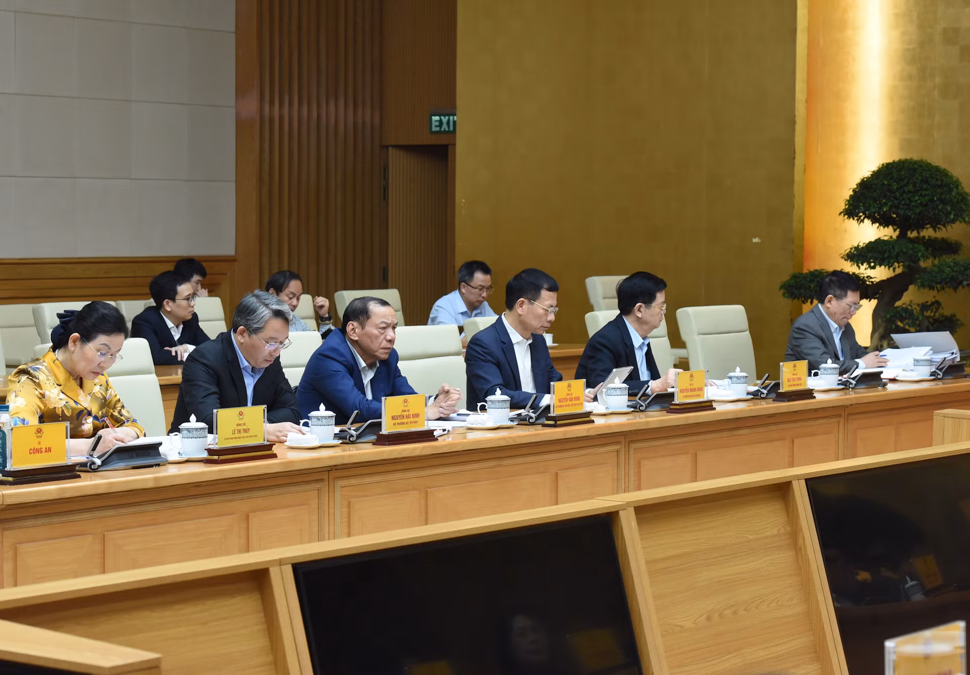 Các đồng chí Phó Thủ tướng và lãnh đạo các bộ tham dự hội nghị.