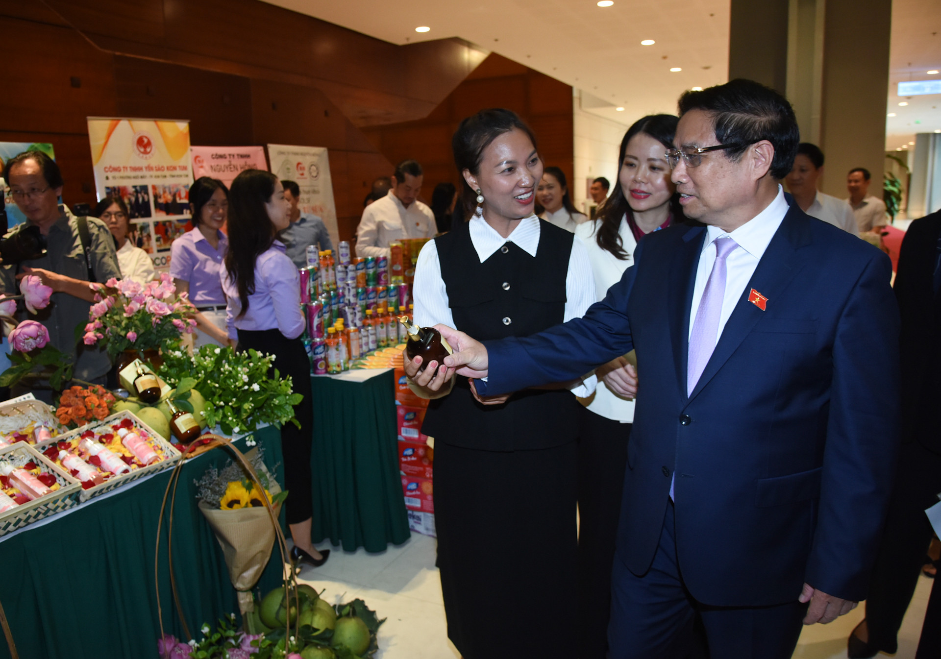 Thủ tướng tham quan một số gian hàng trưng bày sản phẩm Halal của doanh nghiệp Việt Nam. Thủ tướng tham quan một số gian hàng trưng bày sản phẩm Halal của doanh nghiệp Việt Nam.